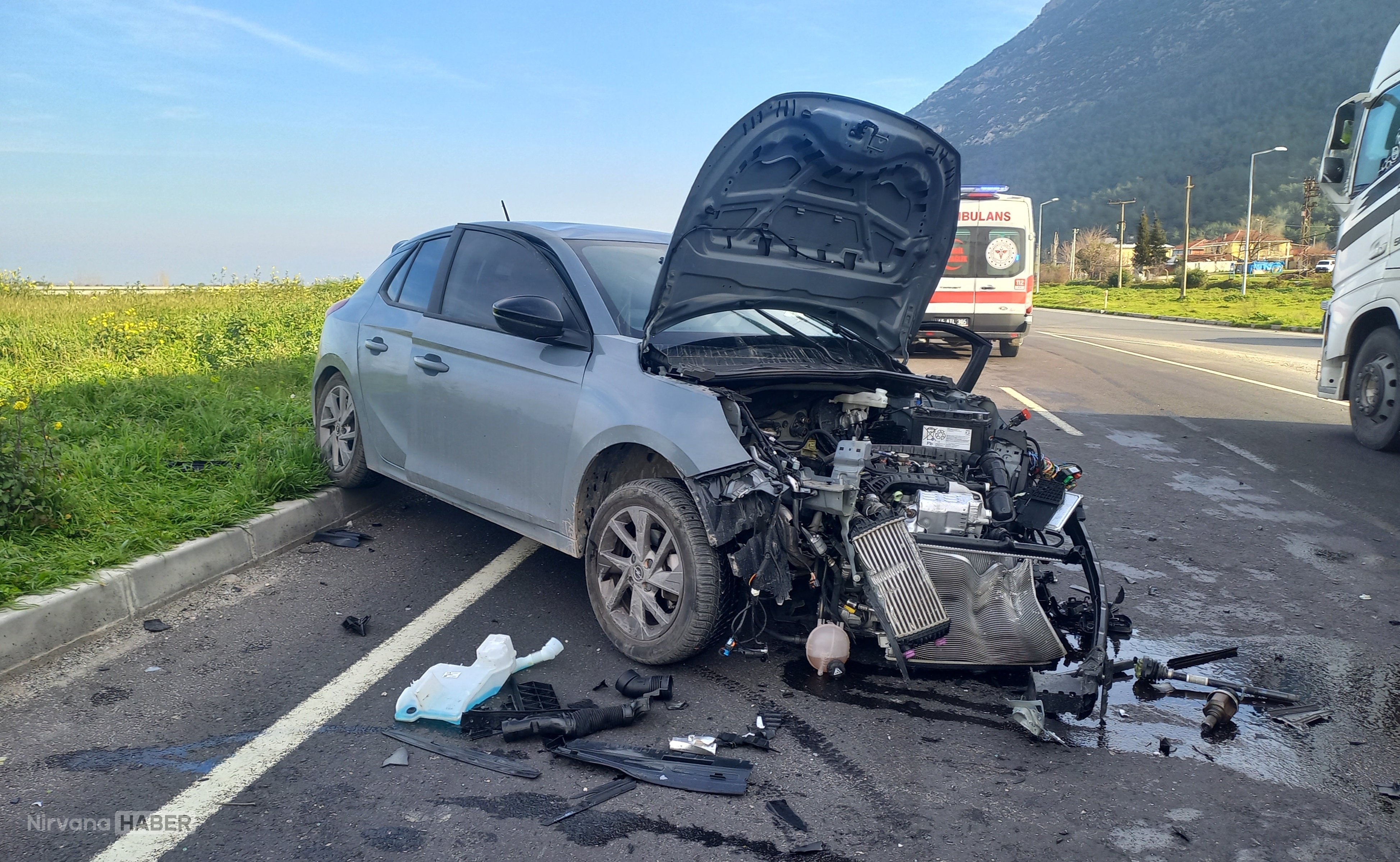 Manisa'da iki otomobilin çarpışması sonucu sürücüler yaralandı