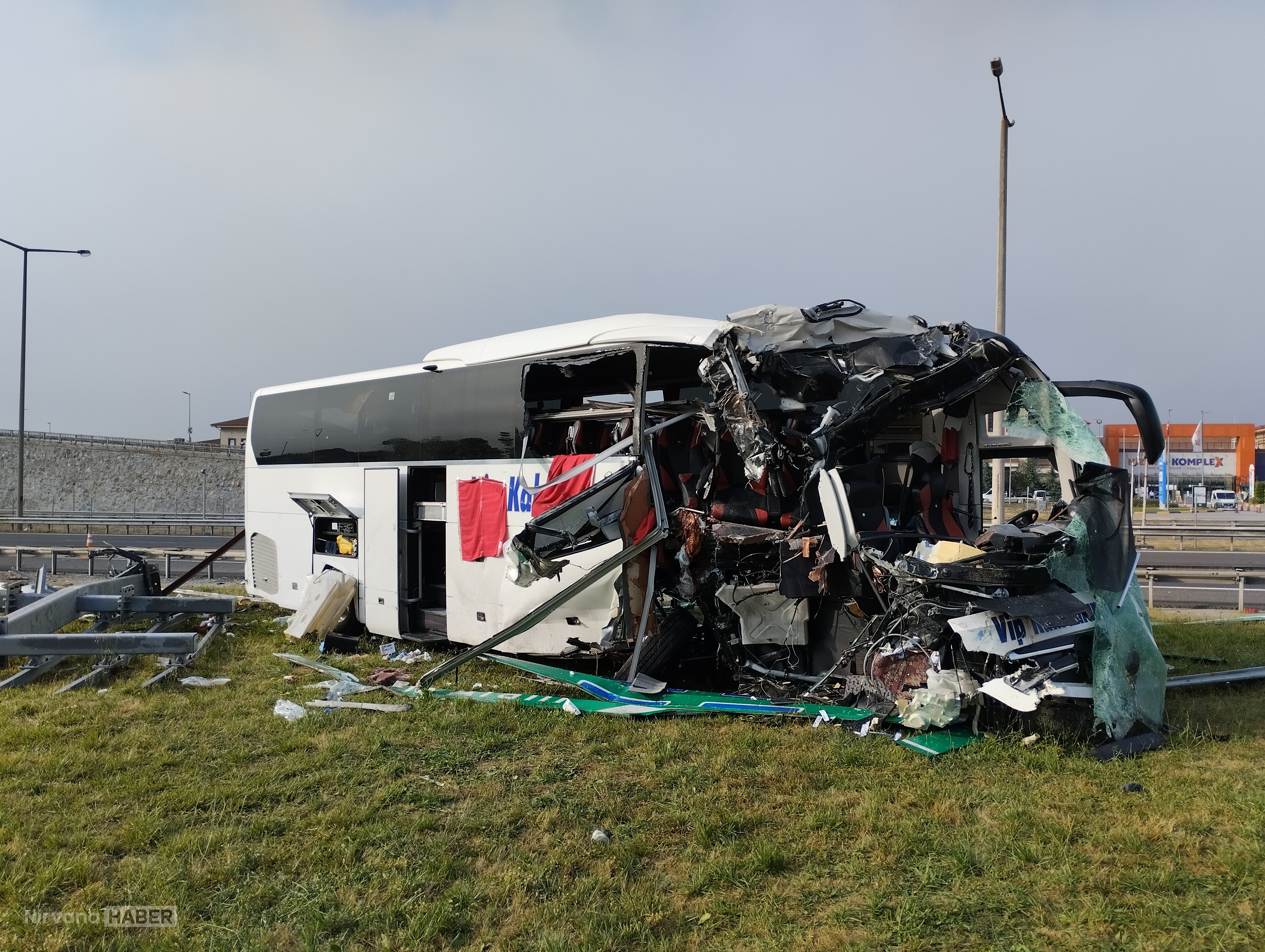 OTOYOLDAKI-OTOBUS-KAZASINDA-YARALANANLAR_1401587_416983.jpg