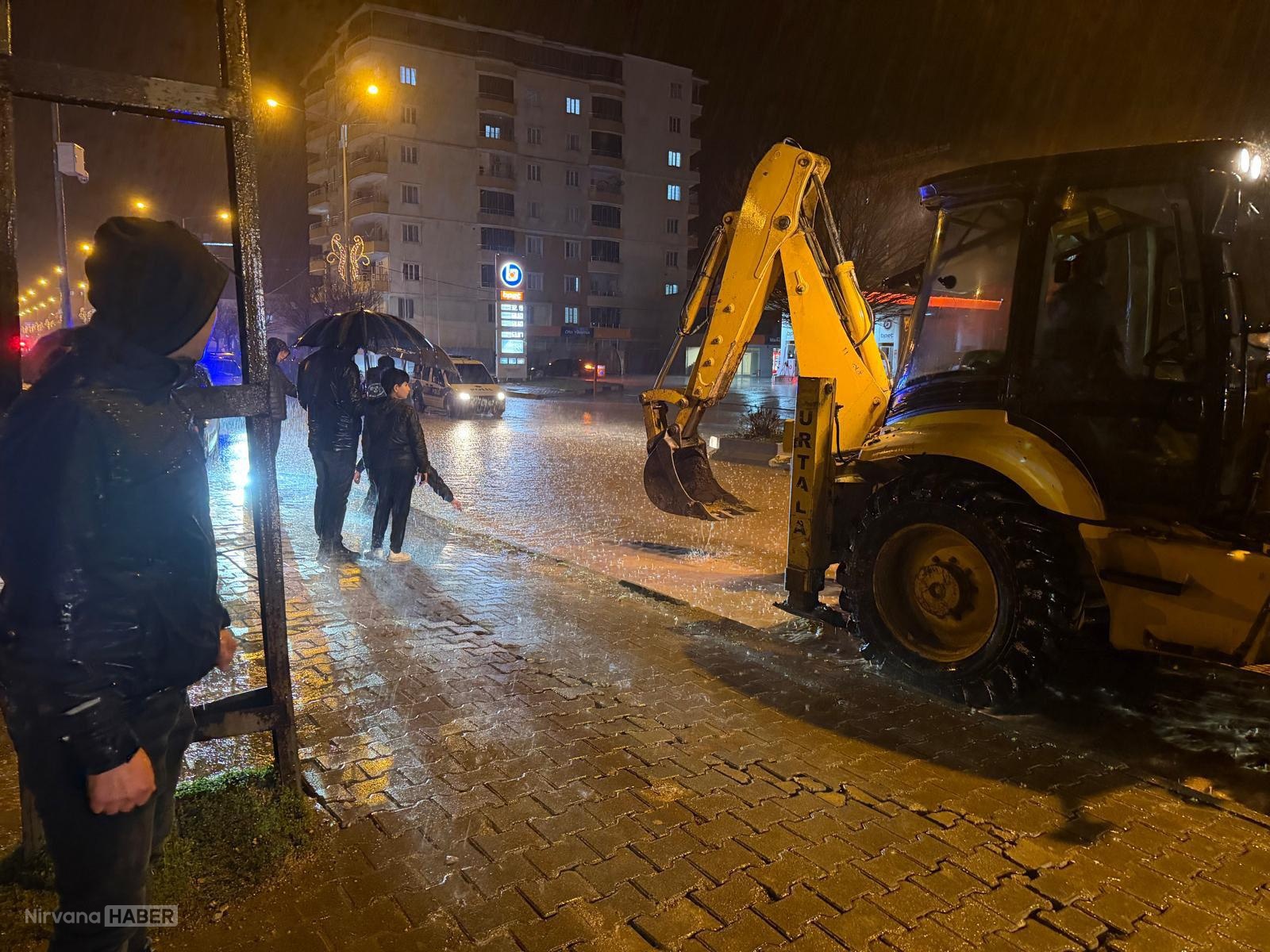 Siirt’te sağanak alarmı: Kurtalan’da sel ve su taşkınlarına ekipler müdahale ediyor