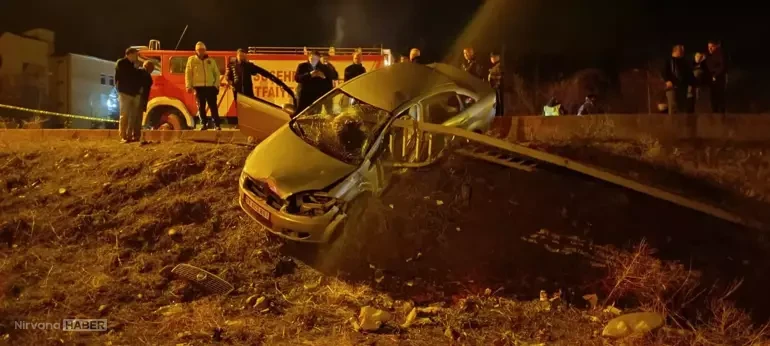 Sivas'ta otomobil bariyerlere çarptı: 1'i ağır 2 kişi yaralandı