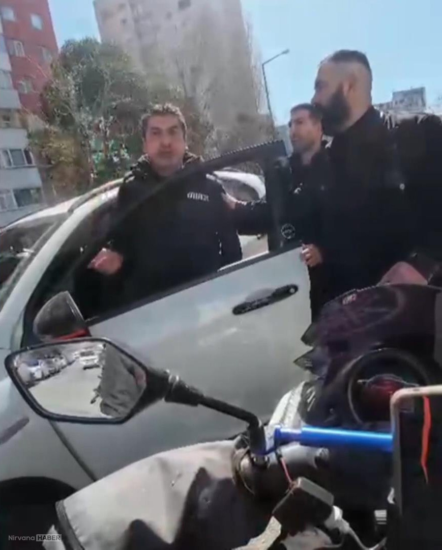 Esenyurt’ta trafikte kavga: Sürücü motokuryeye sopayla saldırmaya çalıştı