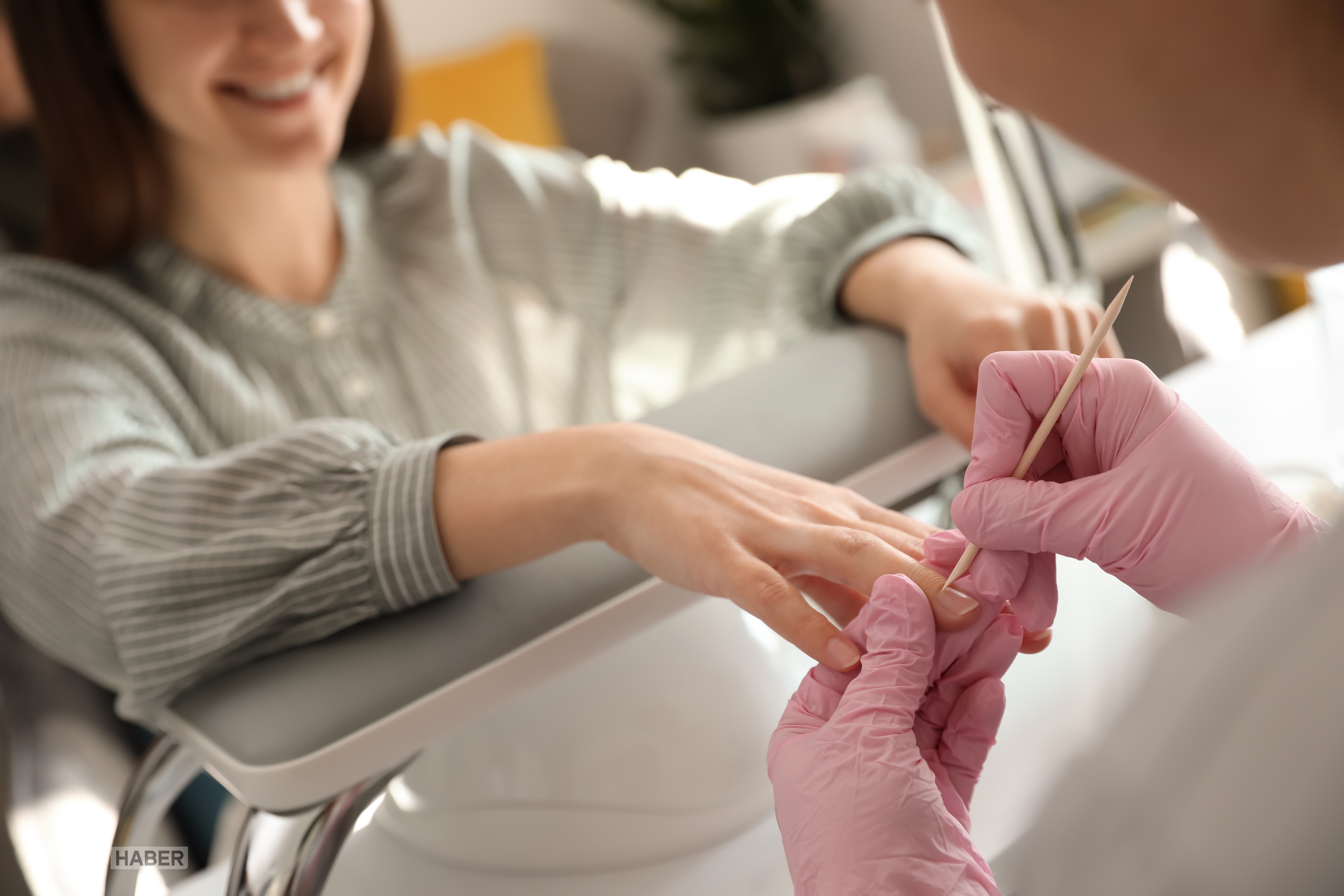 professional-manicurist-working-with-client-in-bea-2026-01-05-19-31-07-utc.jpg