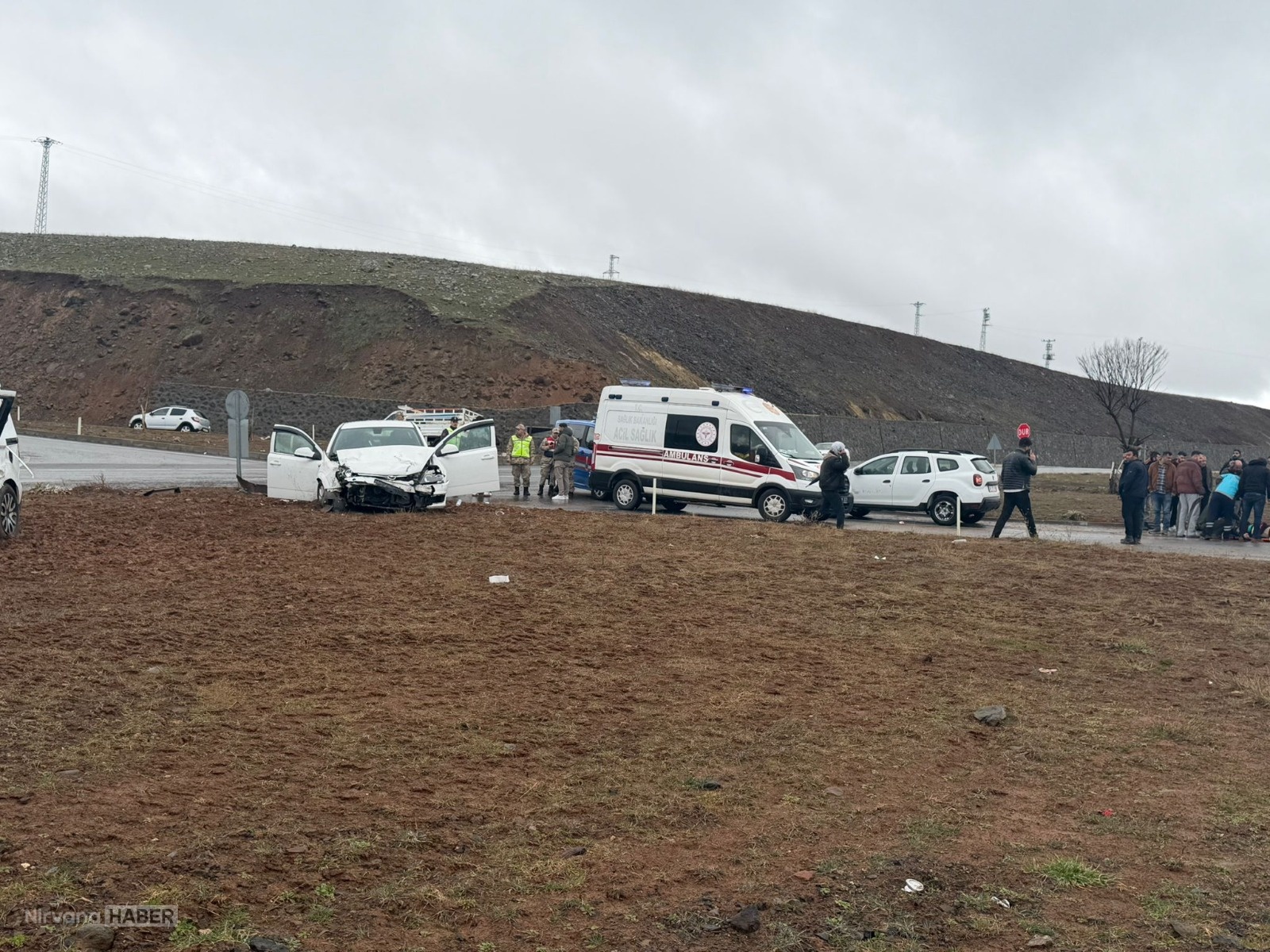 Bingöl’de hafif ticari araçla otomobil çarpıştı: 13 yaralı