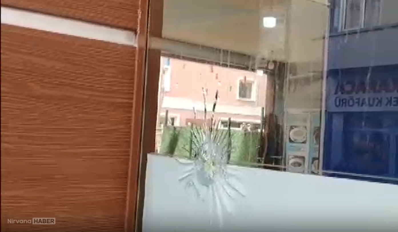Kırşehir’de kıraathaneye silahlı saldırı: Cam parçaları 2 kişiyi yaraladı