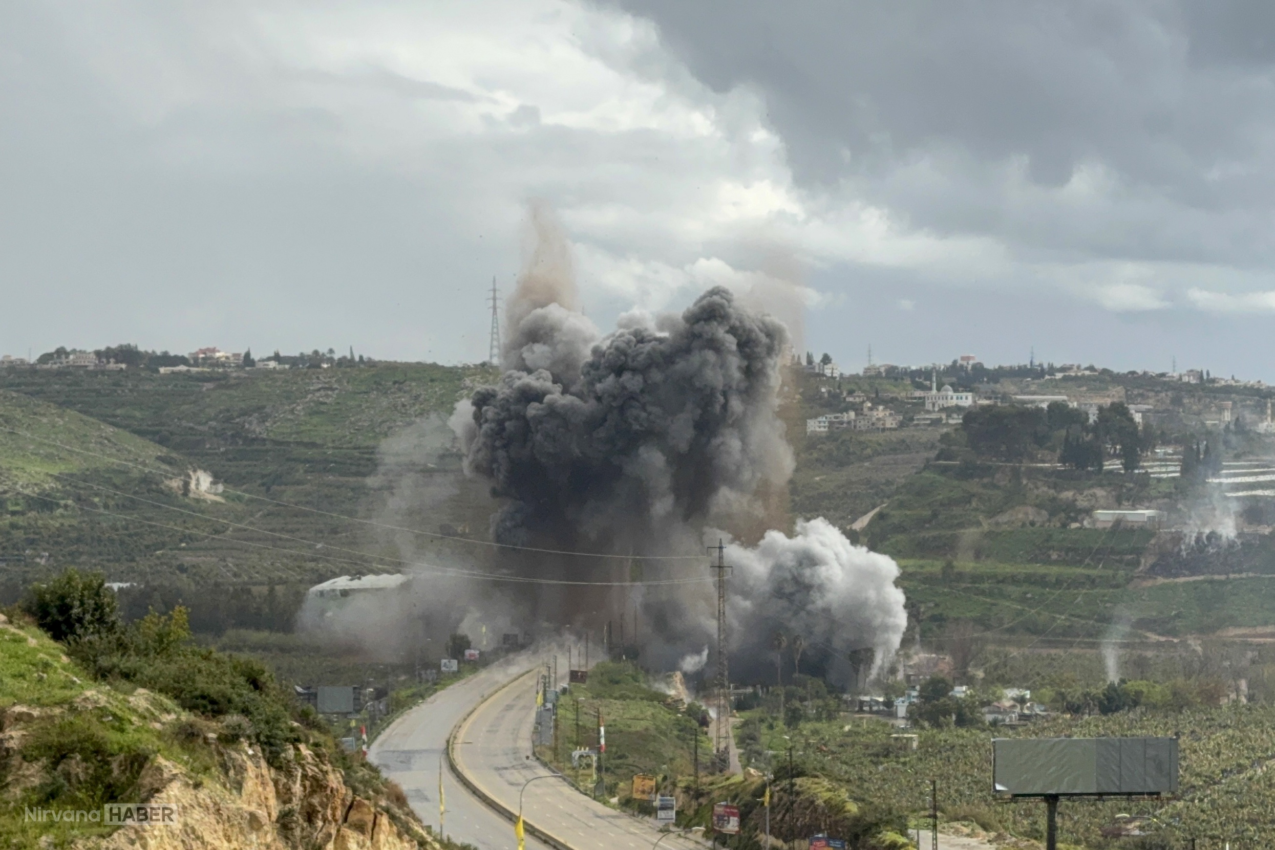 İsrail ordusu Lübnan'ın güneyindeki Kasımiye Köprüsü'nü bombaladı