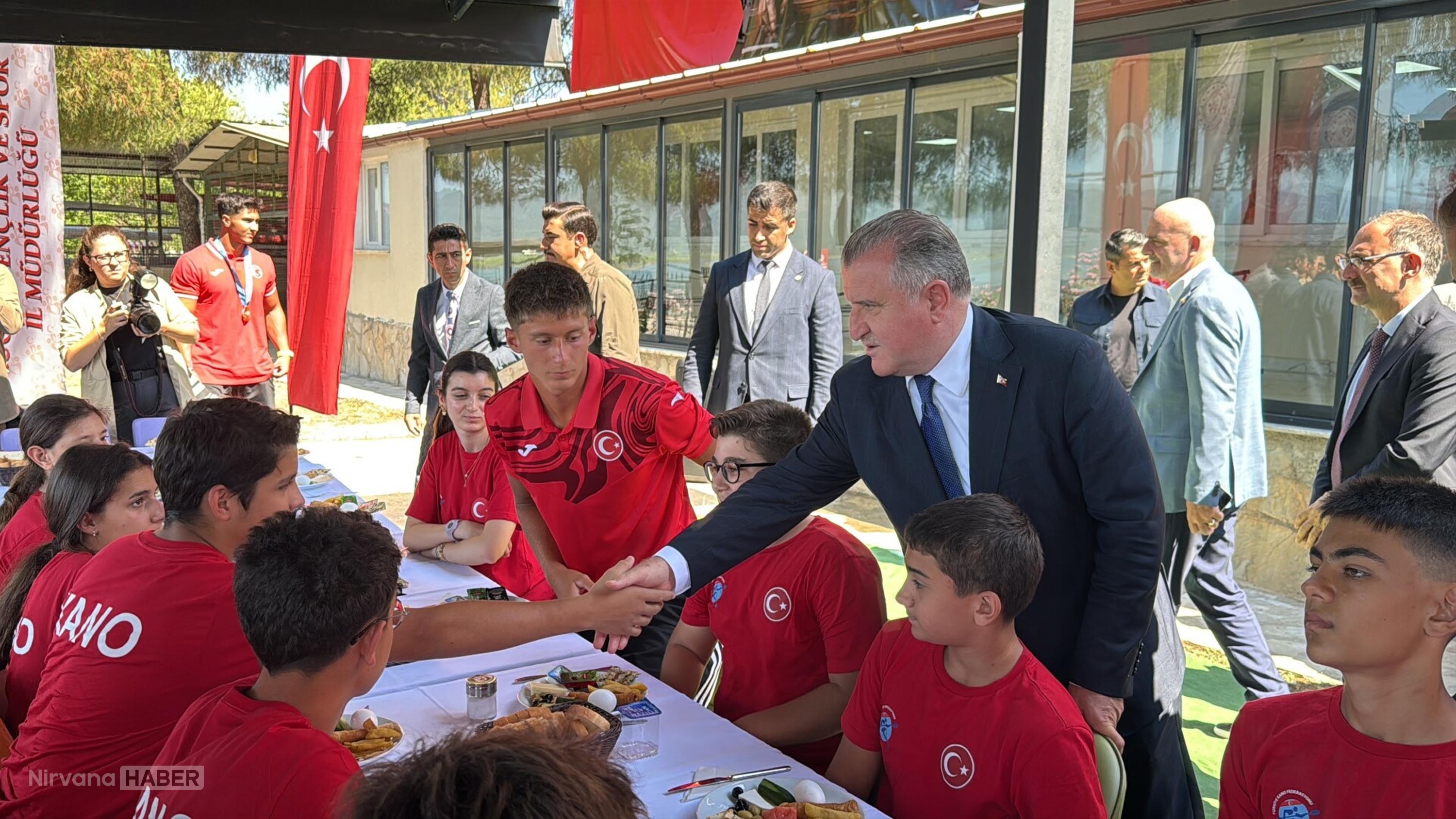 BAKAN-BAK-SAVUNMA-SANAYISINDEKI-ORANIMI_1407443_418169.jpg