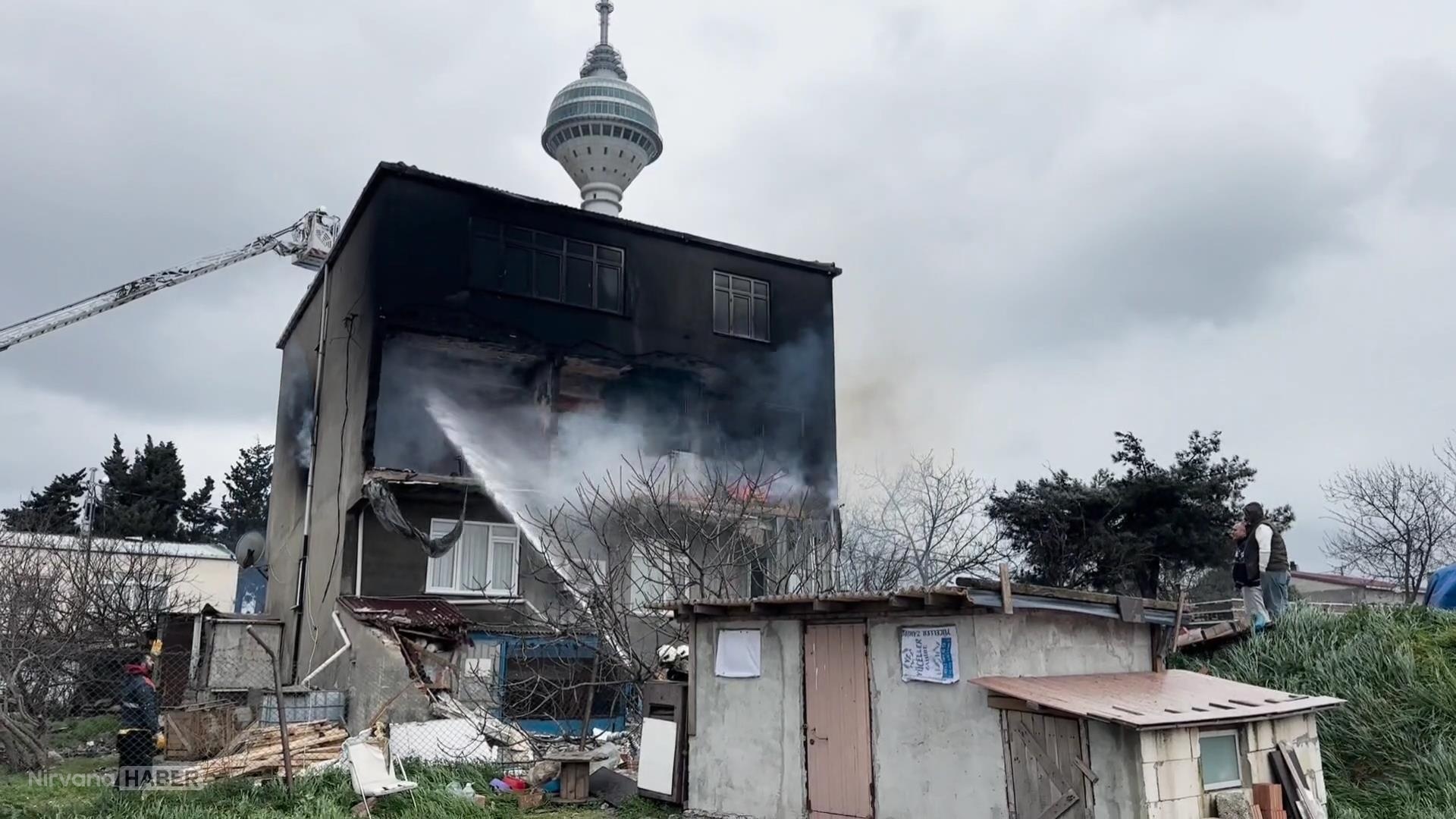 Büyükçekmece'de 3 katlı binada bilinmeyen bir nedenle yangın çıktı