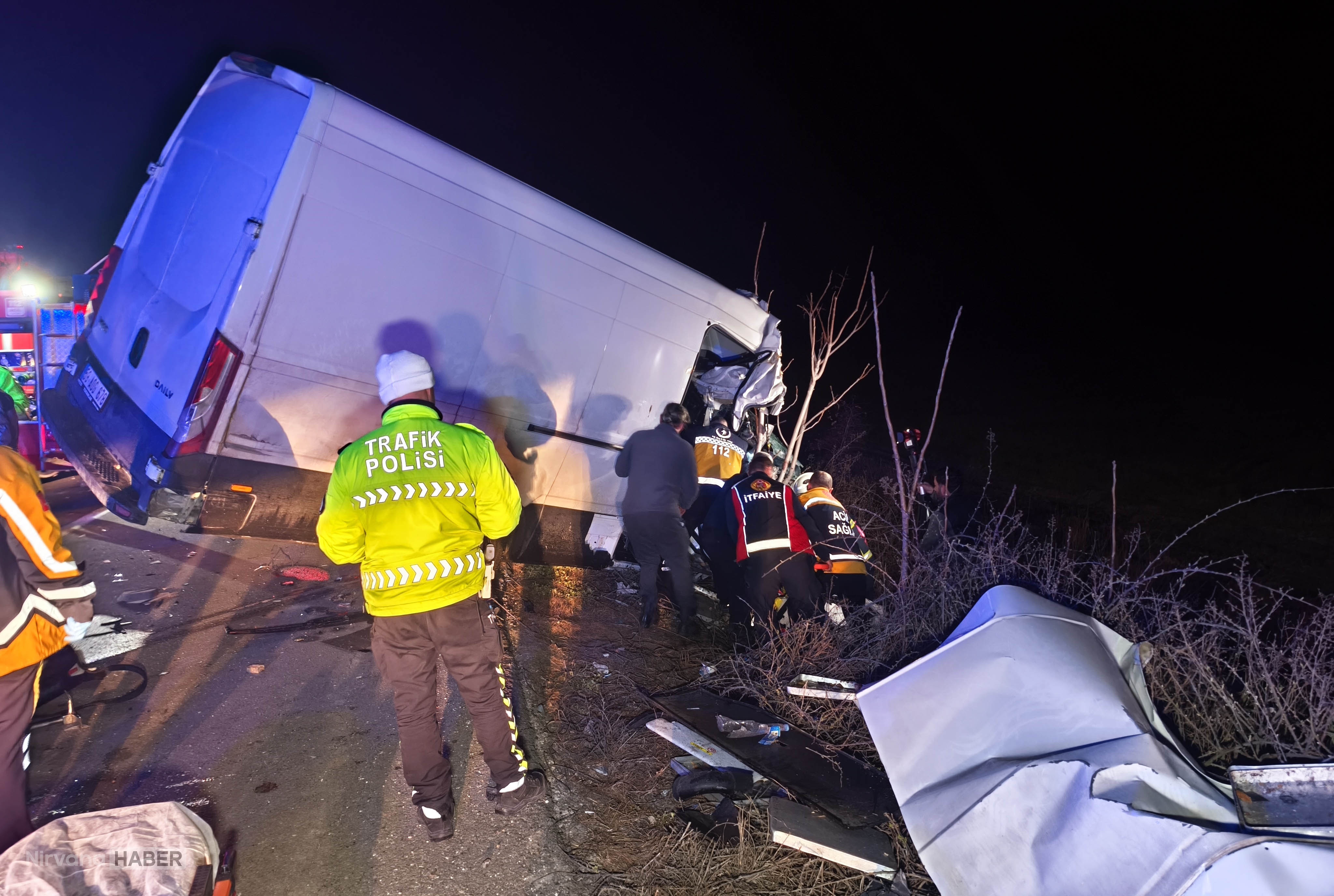 Edirne'de kamyonet tıra arkadan çarptı: 2 kişi hayatını kaybetti