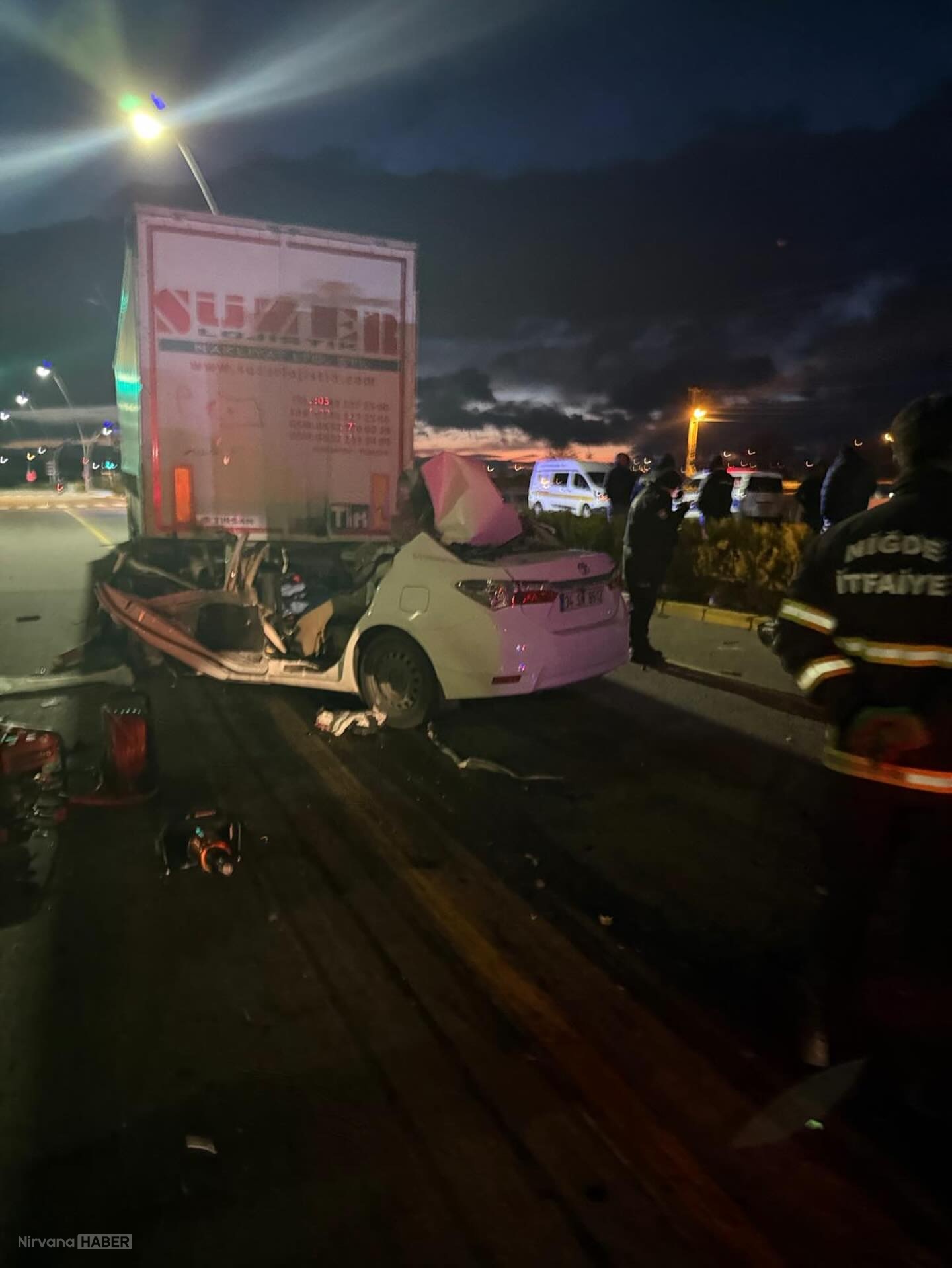 Niğde’de tıra arkadan çarpan otomobilin sürücüsü hayatını kaybetti