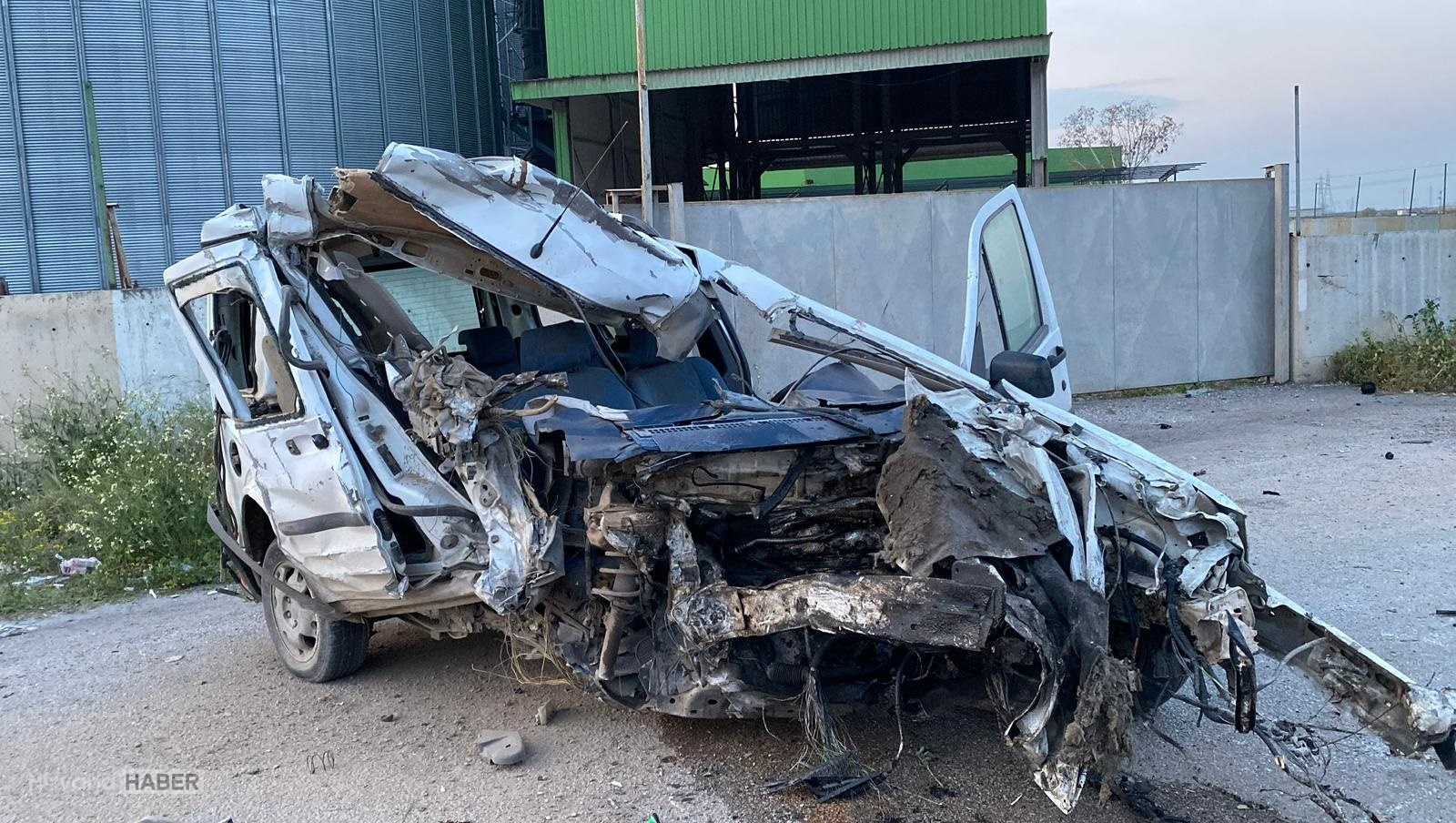 Adana'da istinat duvarına çarpan aracın sürücüsü ağır yaralandı