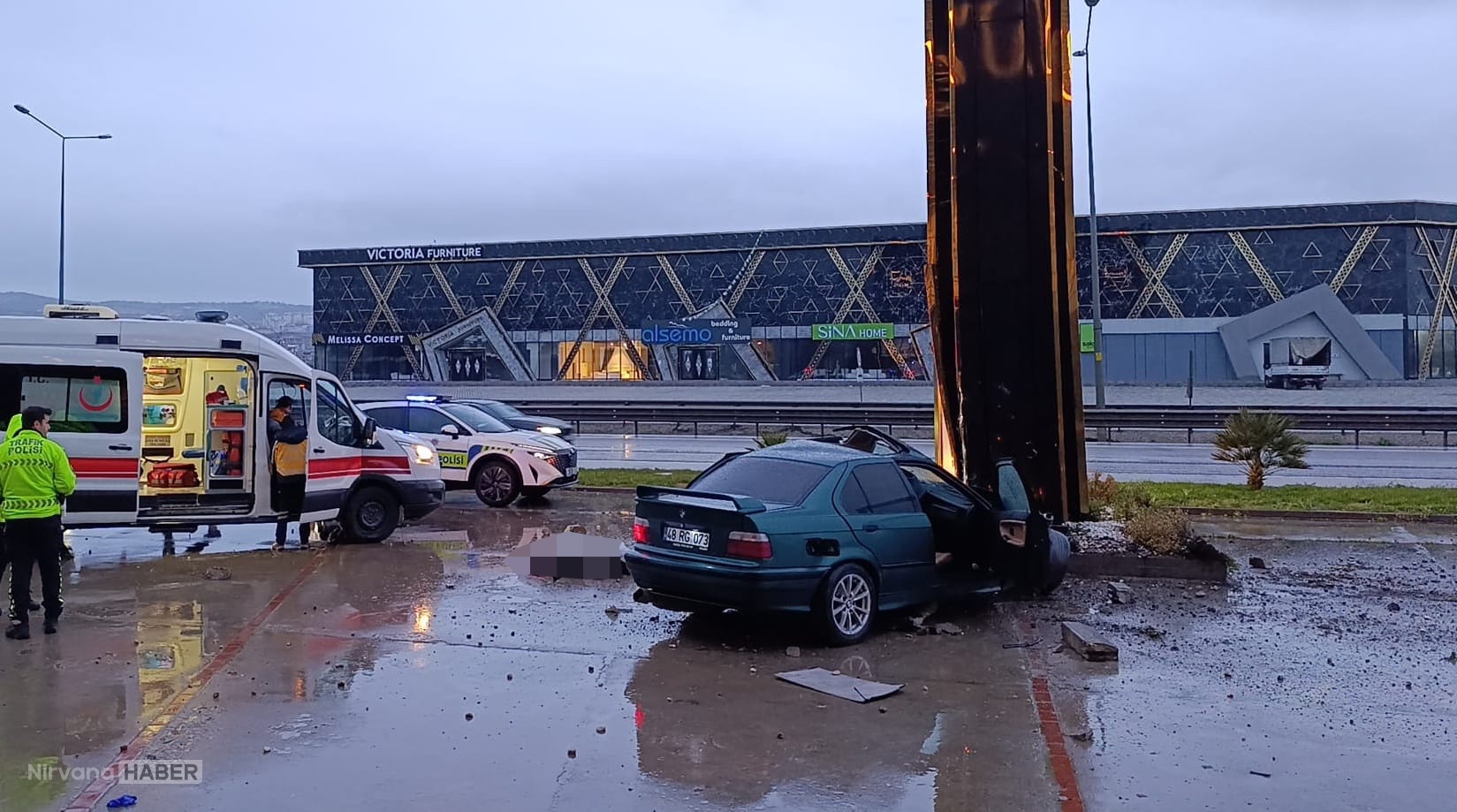 Bursa’da feci kaza: Otomobil reklam panosuna çarptı