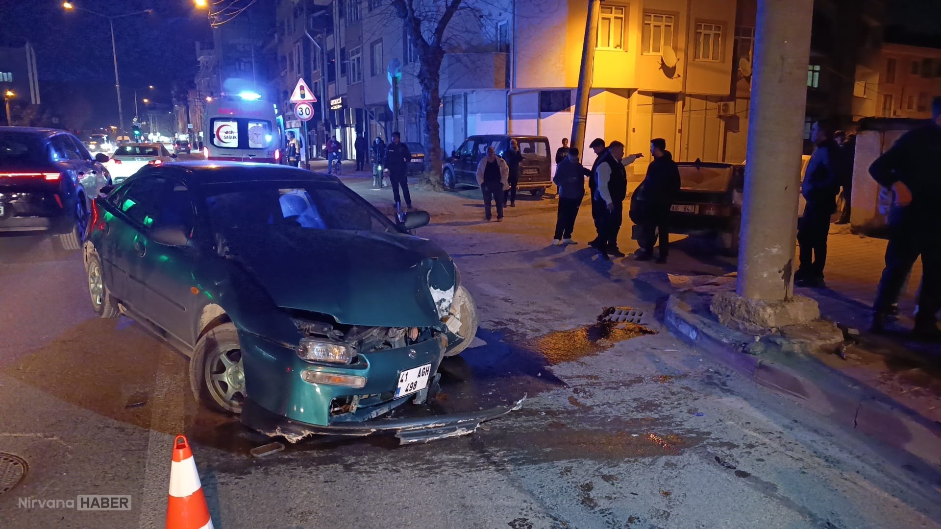 Bursa'da otomobil enerji nakil hattı direğine çarptı: 3 kişi yaralandı