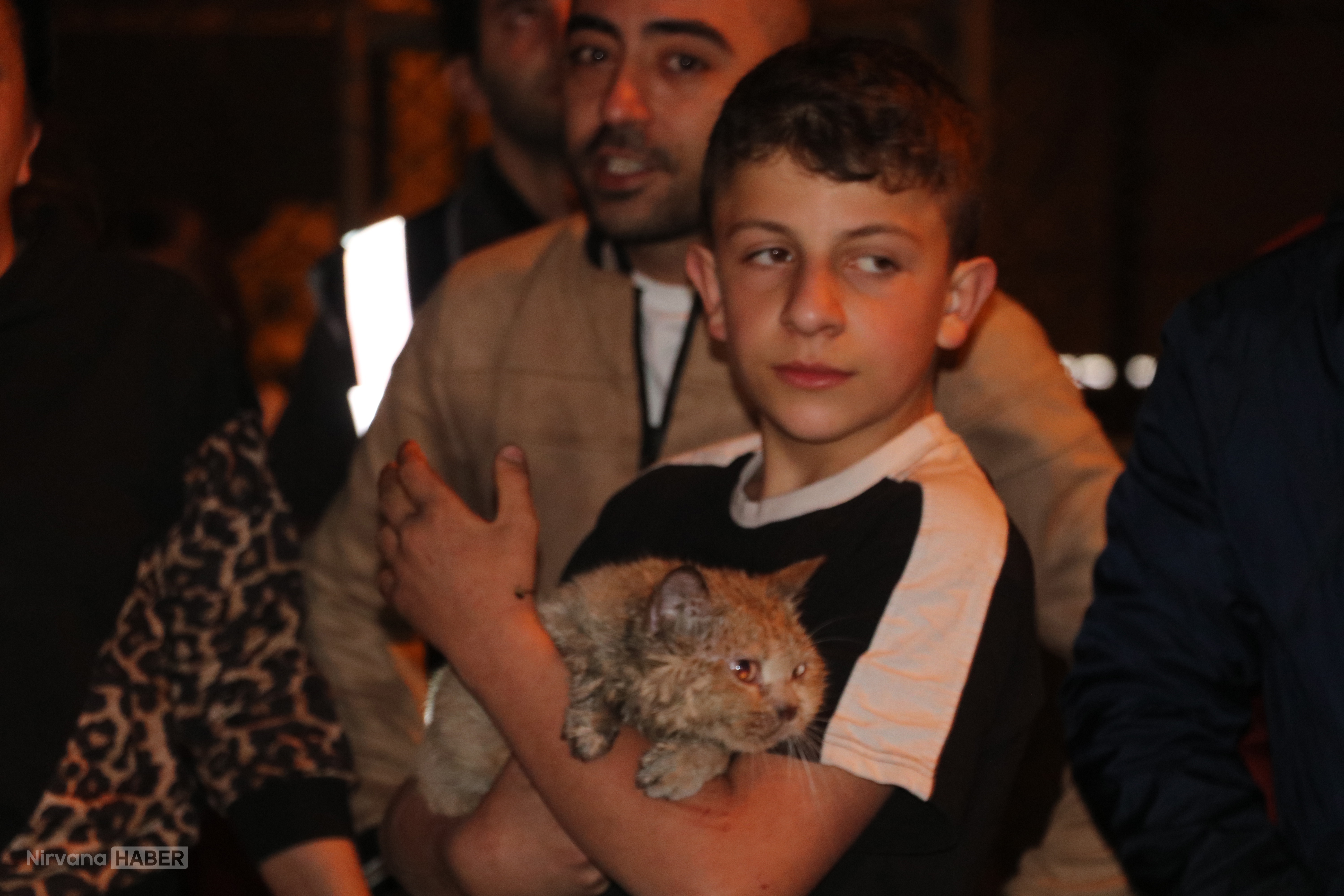 Antalya’da yangında mahsur kalan ‘Duman’ isimli kedi itfaiye tarafından kurtarıldı