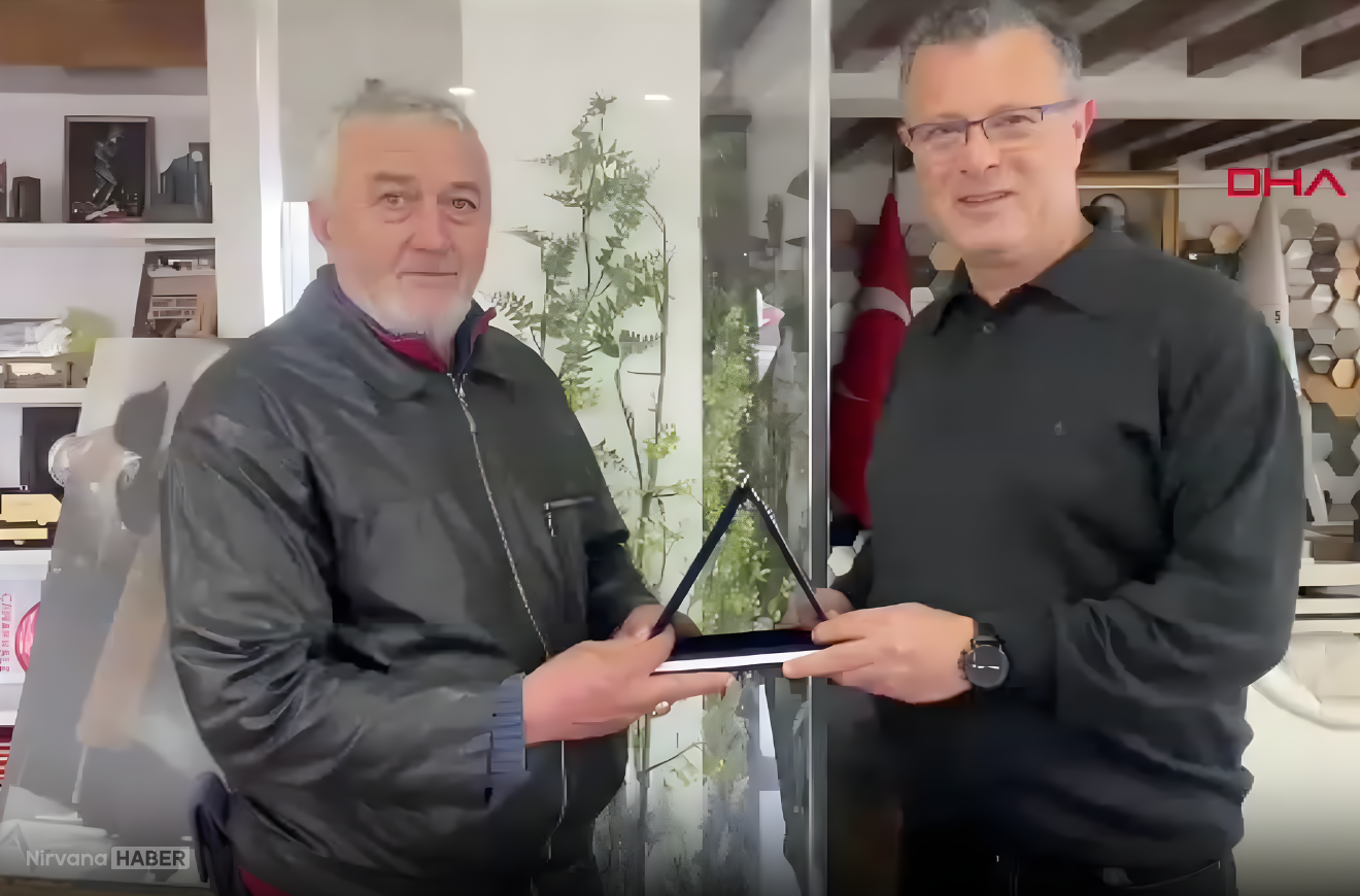 Bir anlık dikkat, büyük bir erdem: Bulduğu çanta gündem yarattı!