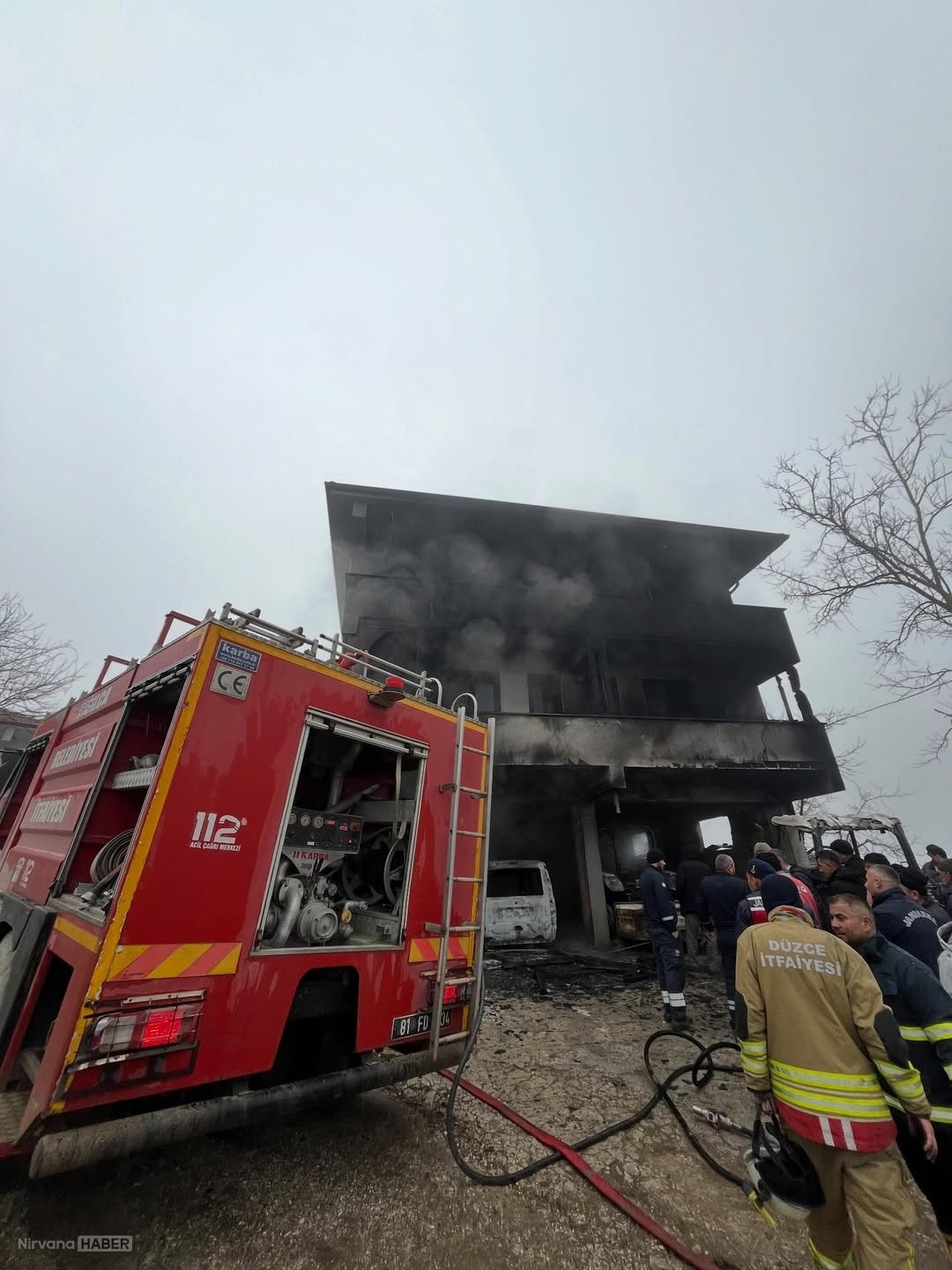 Düzce'de garajda çıkan yangında 6 araç alevler içinde kaldı