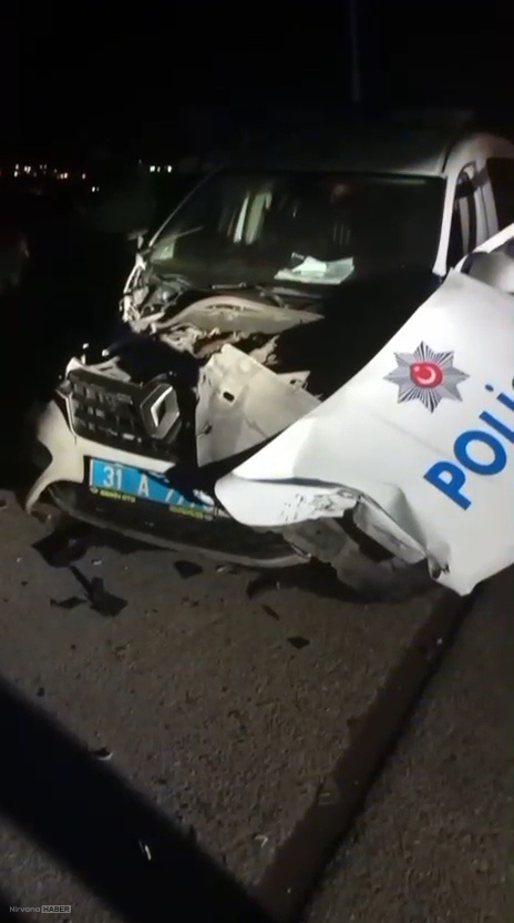 Hatay İskenderun'da kontrolden çıkan araç polis arabasına çarptı