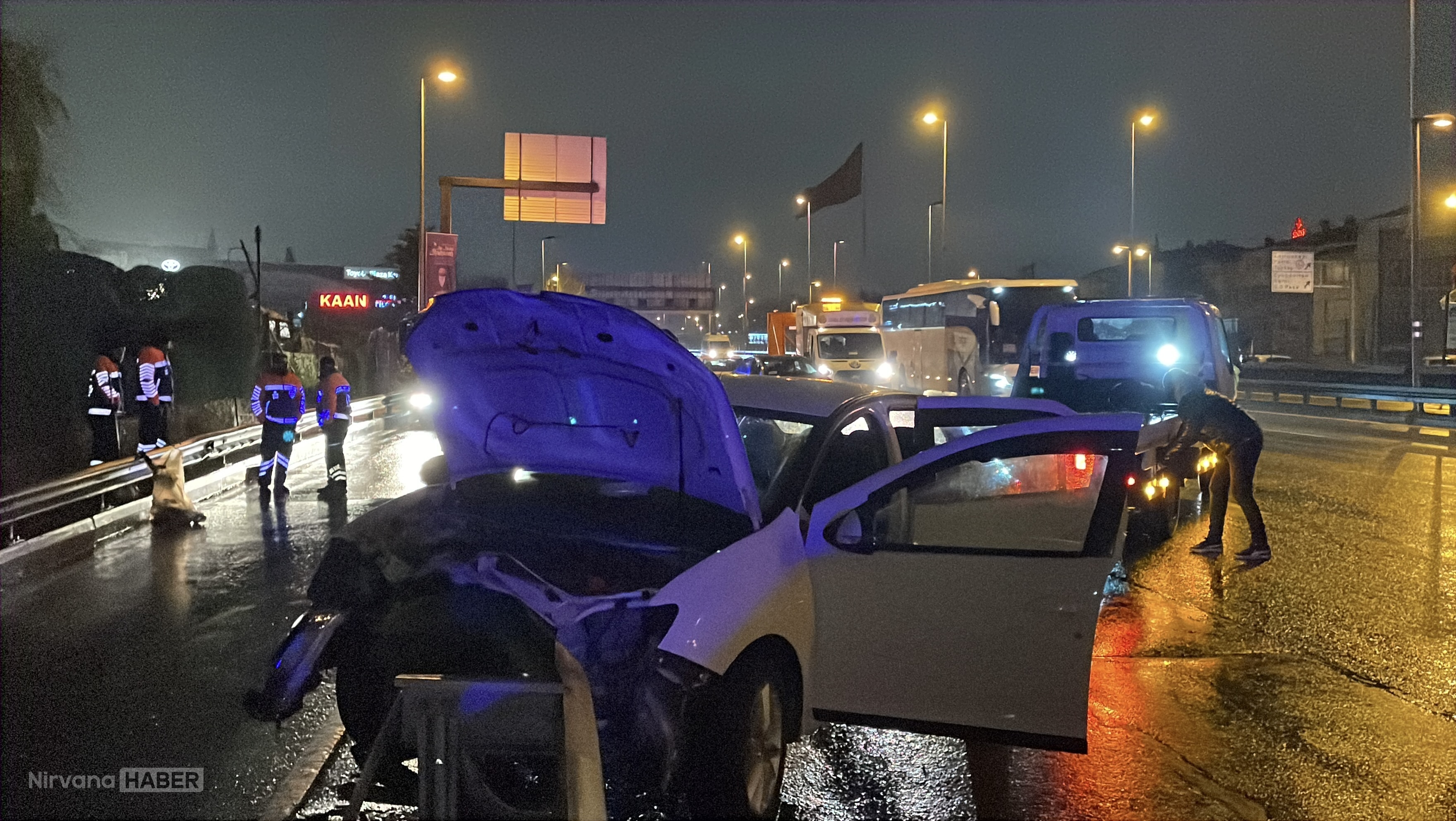 Eyüpsultan'da kaygan yolda kaza: Araç bariyerlere çarptı