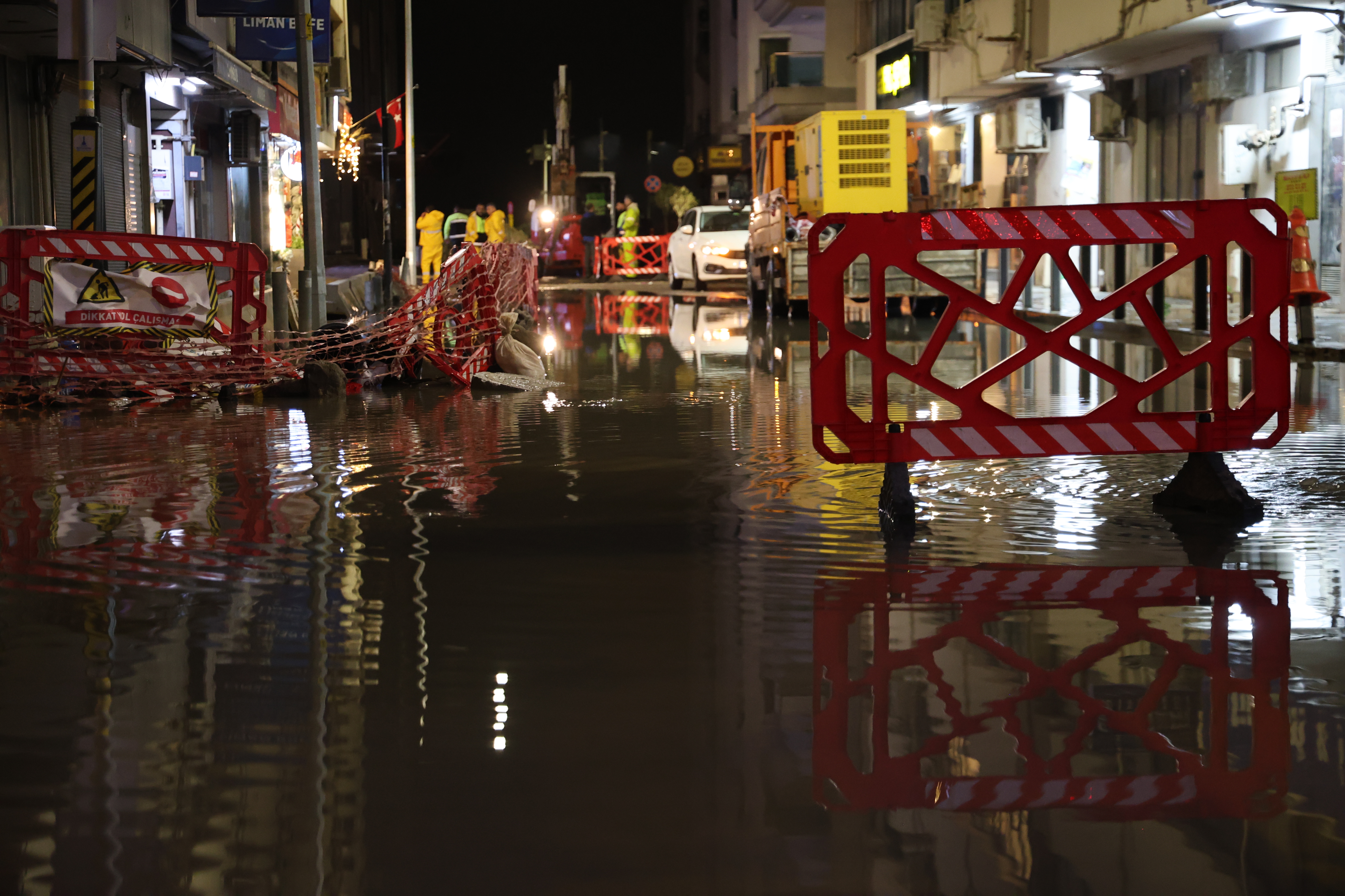 İzmir'de sağanak yağış hayatı felç etti