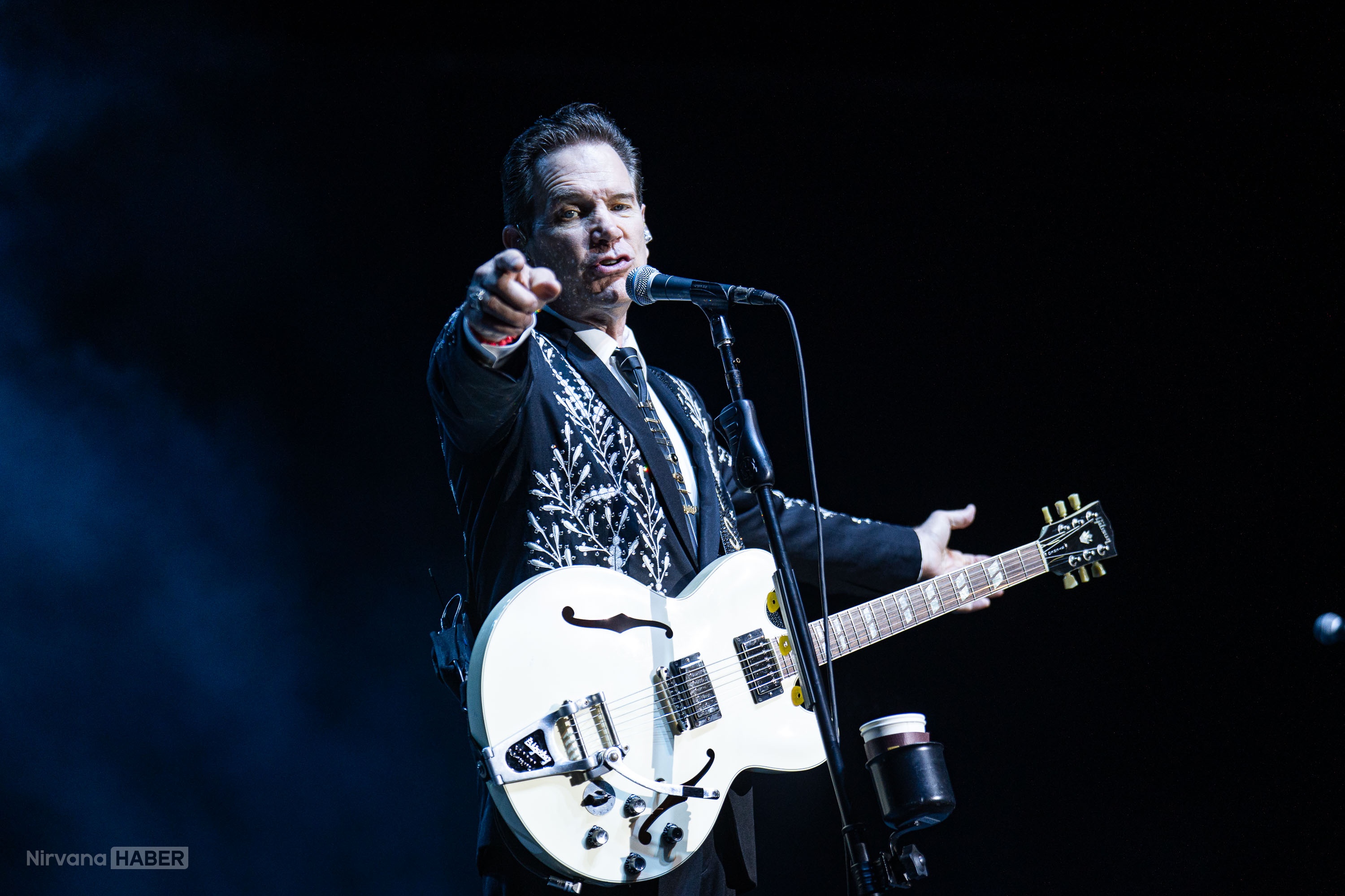 AA-20260621-41740137-41740136-ABDLI_MUZISYEN_CHRIS_ISAAK_TURKIYE_TURNESINI_TAMAMLADI.jpg
