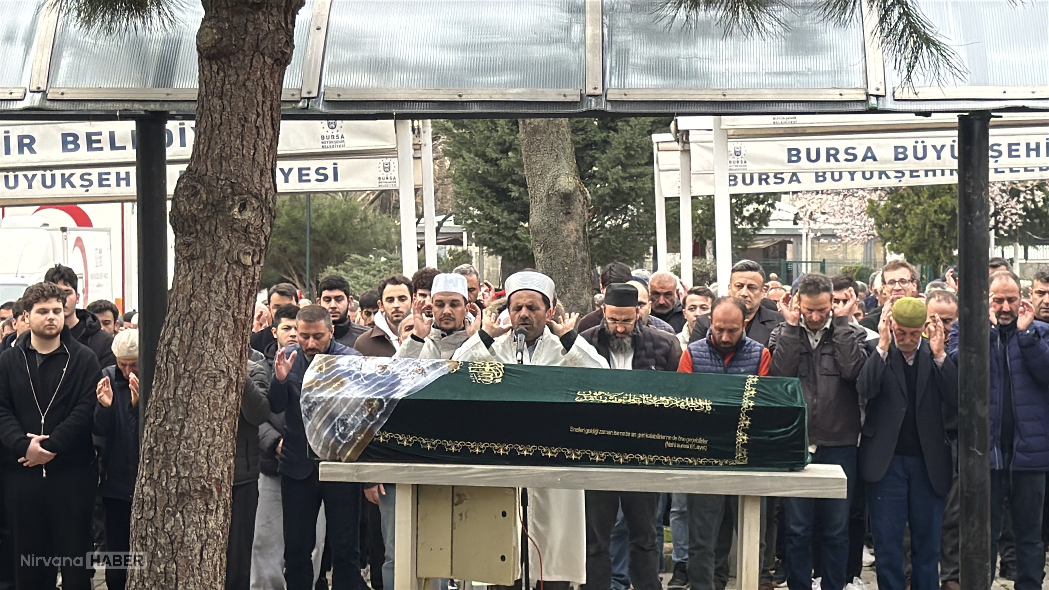 Bursa'da silahlı saldırıda öldürülen kadının cenazesi defnedildi
