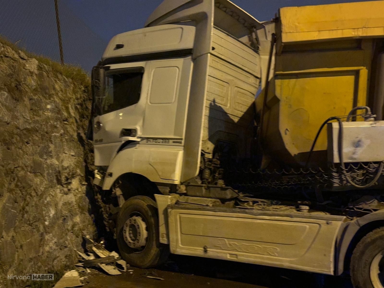 Sancaktepe’de istinat duvarına çarpan hafriyat kamyonunun şoförü ağır yaralandı