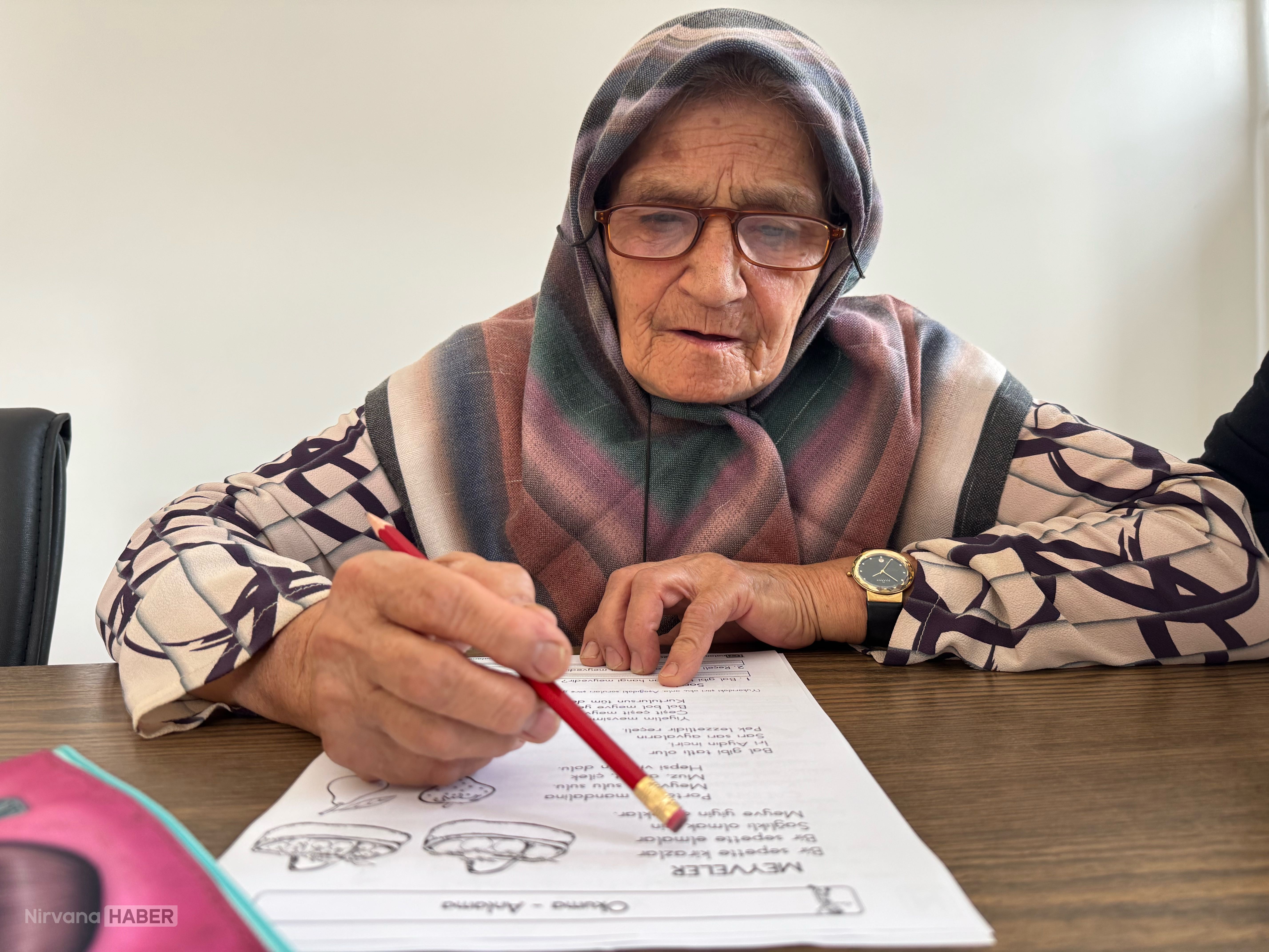Okul hayali yarım kaldı: 80 yaşında okuma yazma öğrendi
