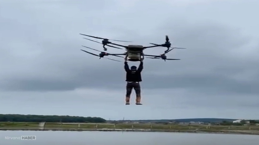 Tarım dronuyla uçuşa geçti! O anlar viral oldu