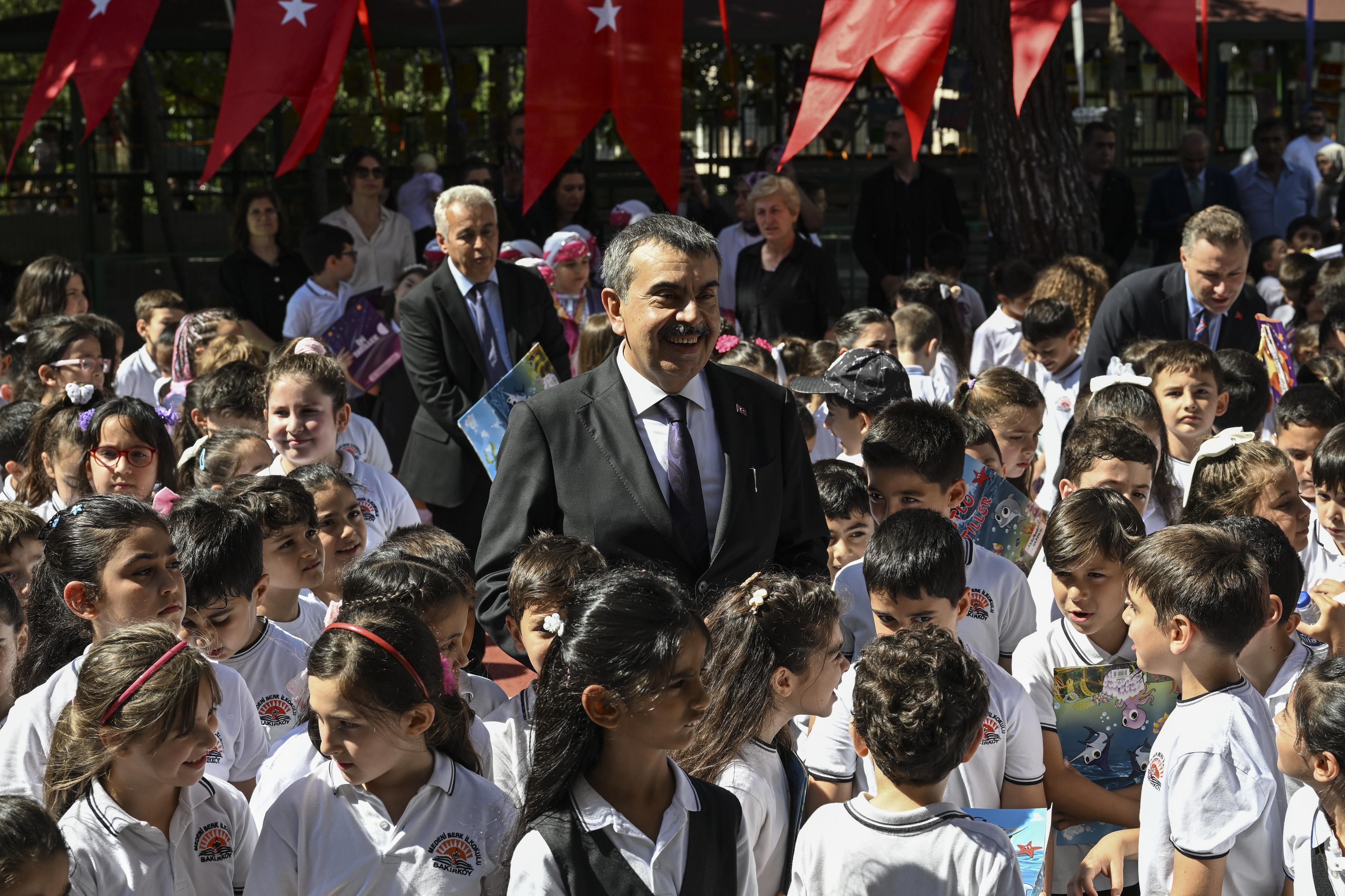 AA-20260626-41792879-41792877-BAKAN_TEKIN_20252026_EGITIM_OGRETIM_YILI_SONU_KARNE_DAGITIM_TORENINDE_KONUSTU-cropped.jpg