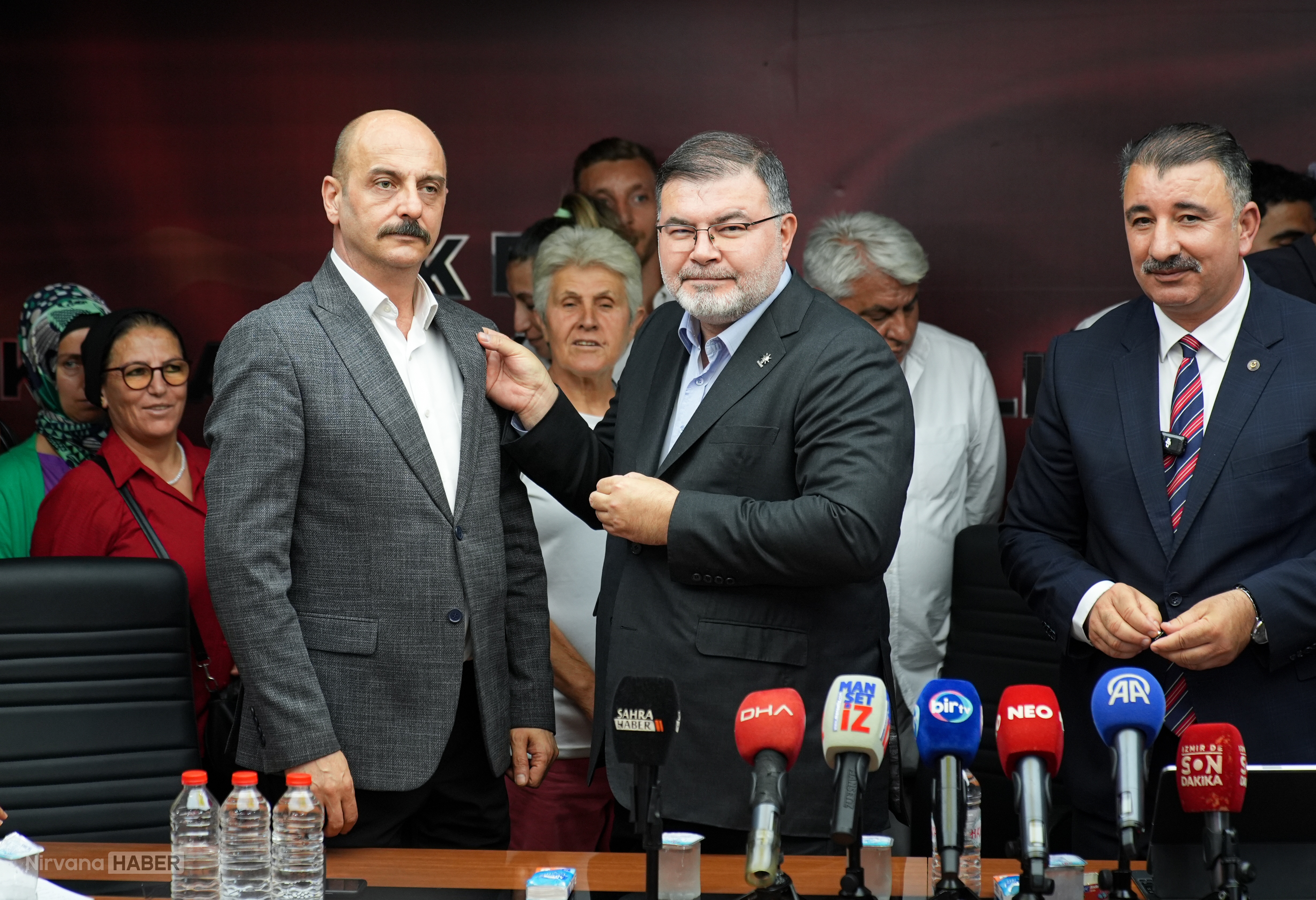 AA-20260627-41805003-41804998-IZMIRDE_AK_PARTIYE_KATILAN_YENI_UYELERE_ROZETLERI_TAKILDI.jpg