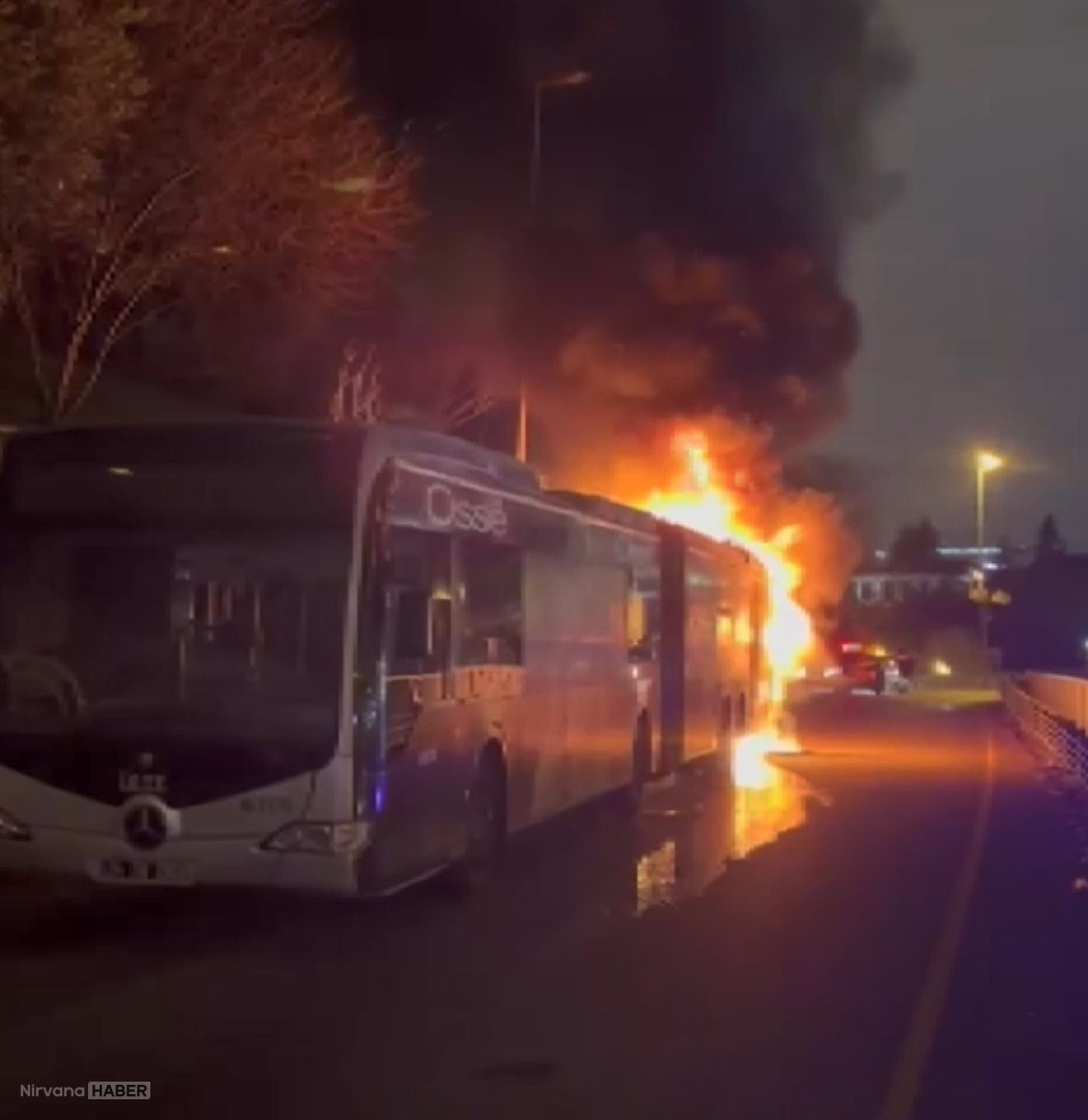 Beşiktaş'ta metrobüs alevlere teslim oldu: 60 yolcu tahliye edildi