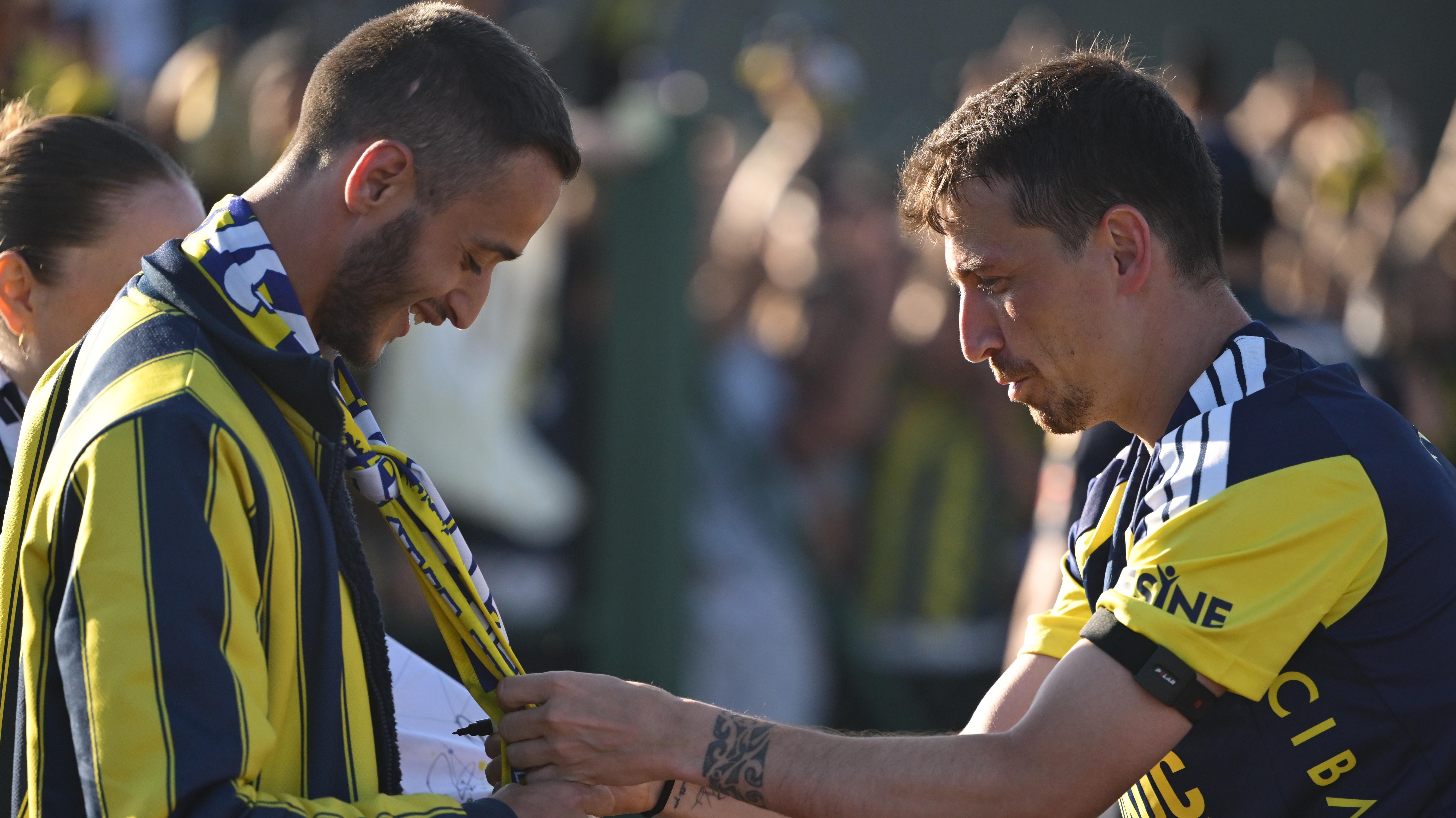 AA-20260628-41814715-41814709-FENERBAHCE_CALISMALARINI_TARAFTARA_ACIK_IDMANLA_SURDURDU-cropped.jpg