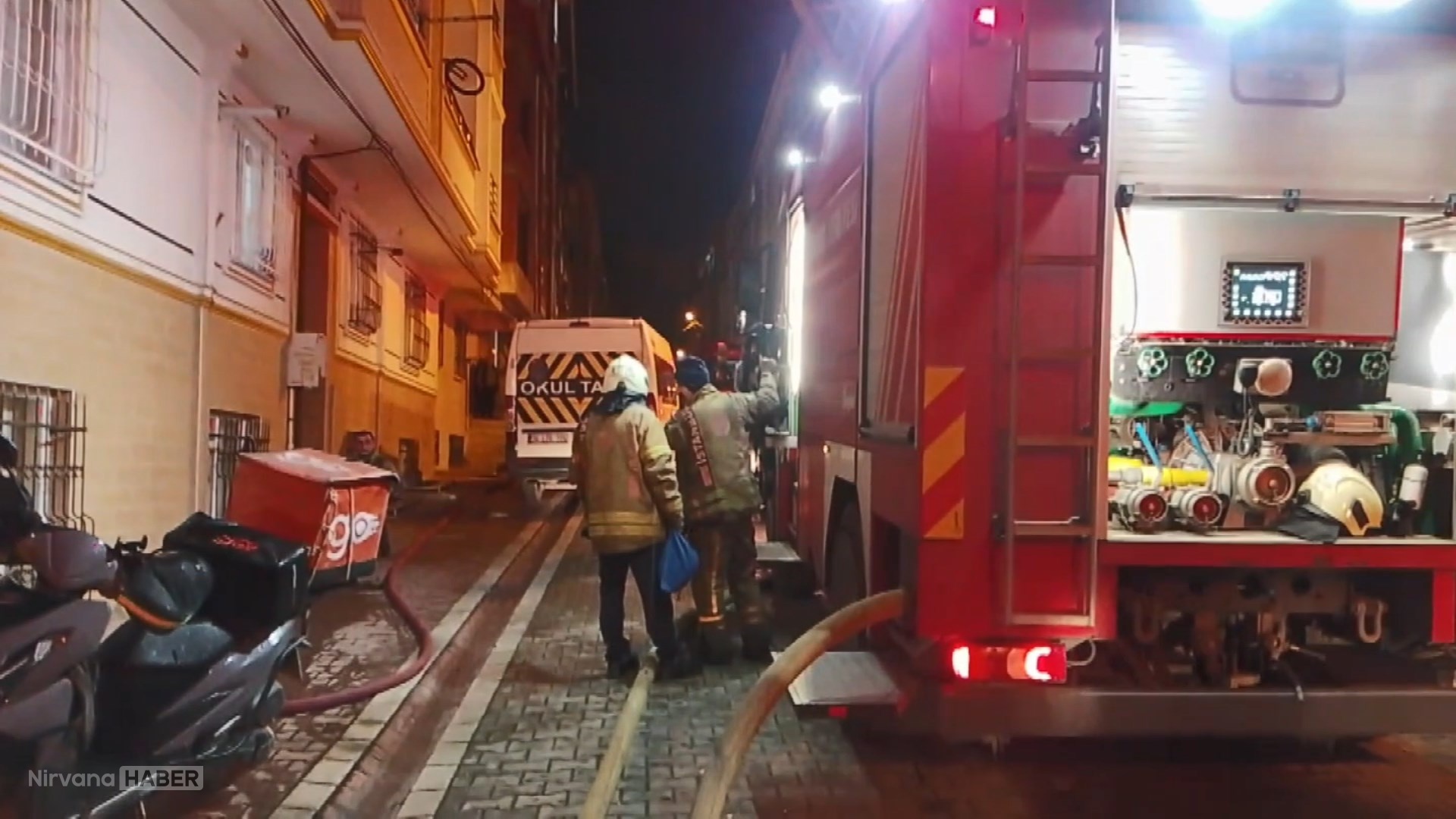 Esenyurt’ta 5 katlı binanın çatısı alevlere teslim oldu