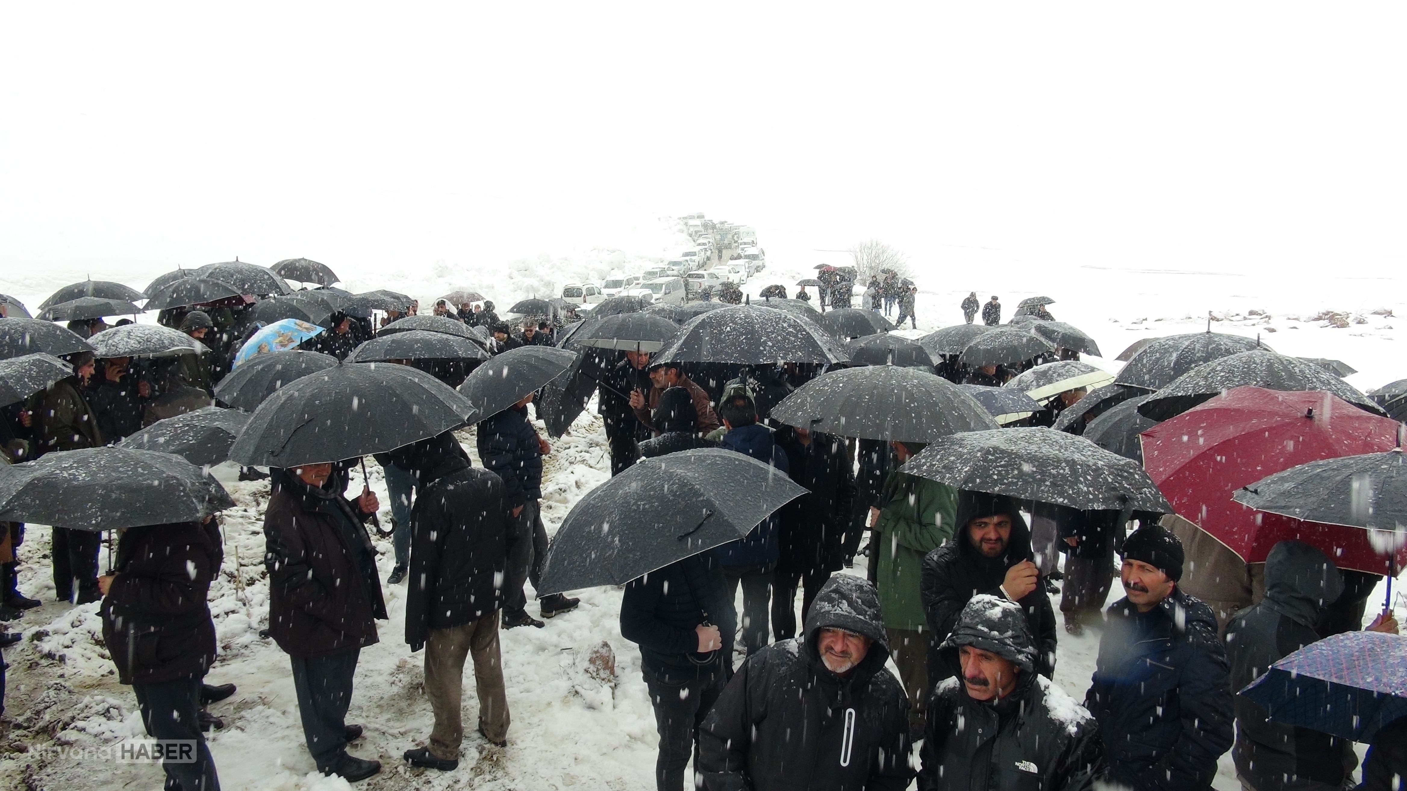 Bitlis’teki kazada hayatını kaybeden anne, baba ve 6 aylık bebek son yolculuğuna uğurlandı