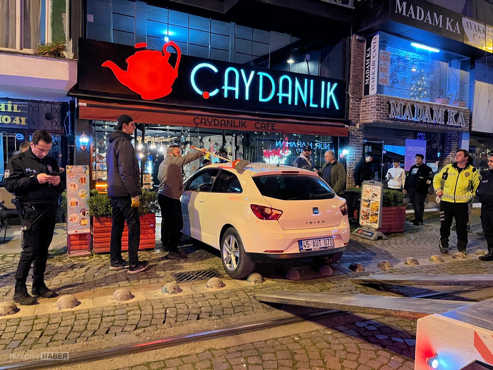 Kocaeli'de kontrolden çıkan otomobil kafeteryaya daldı