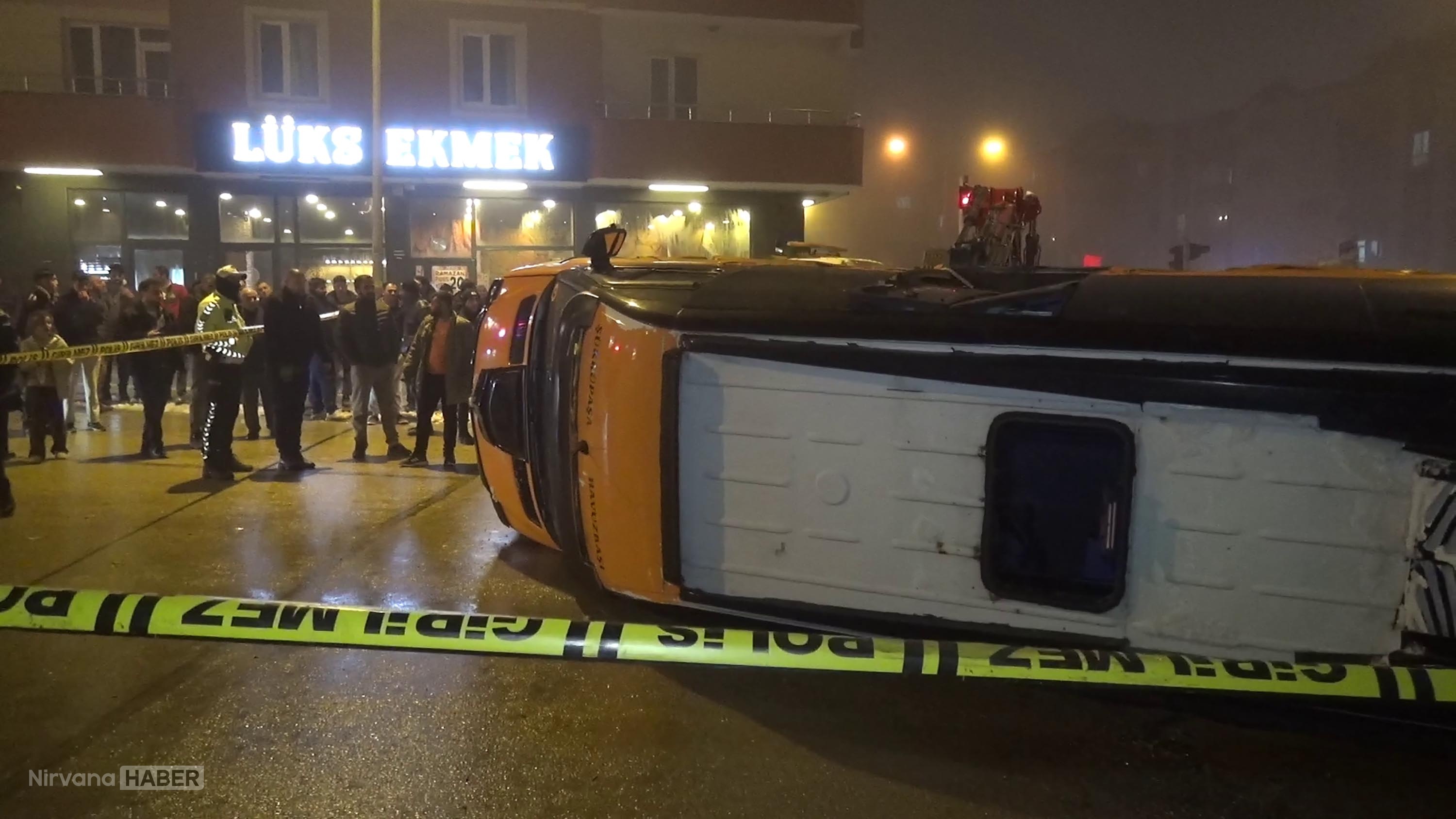 Erzurum'da minibüs ile hafif ticari araç çarpıştı: 2 kişi yaralandı