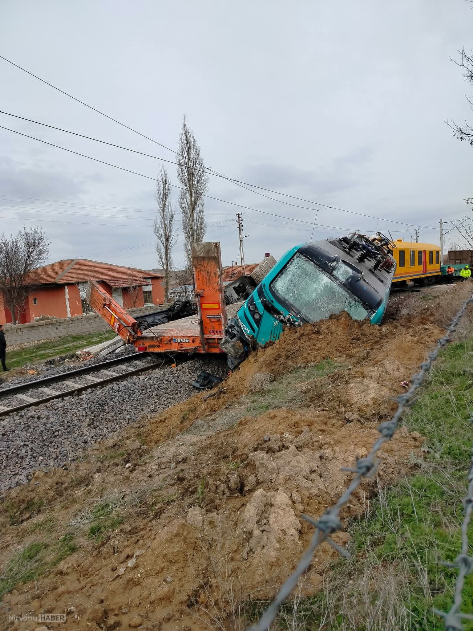 Nevşehir Kozaklı’da yük treni tıra çarptı