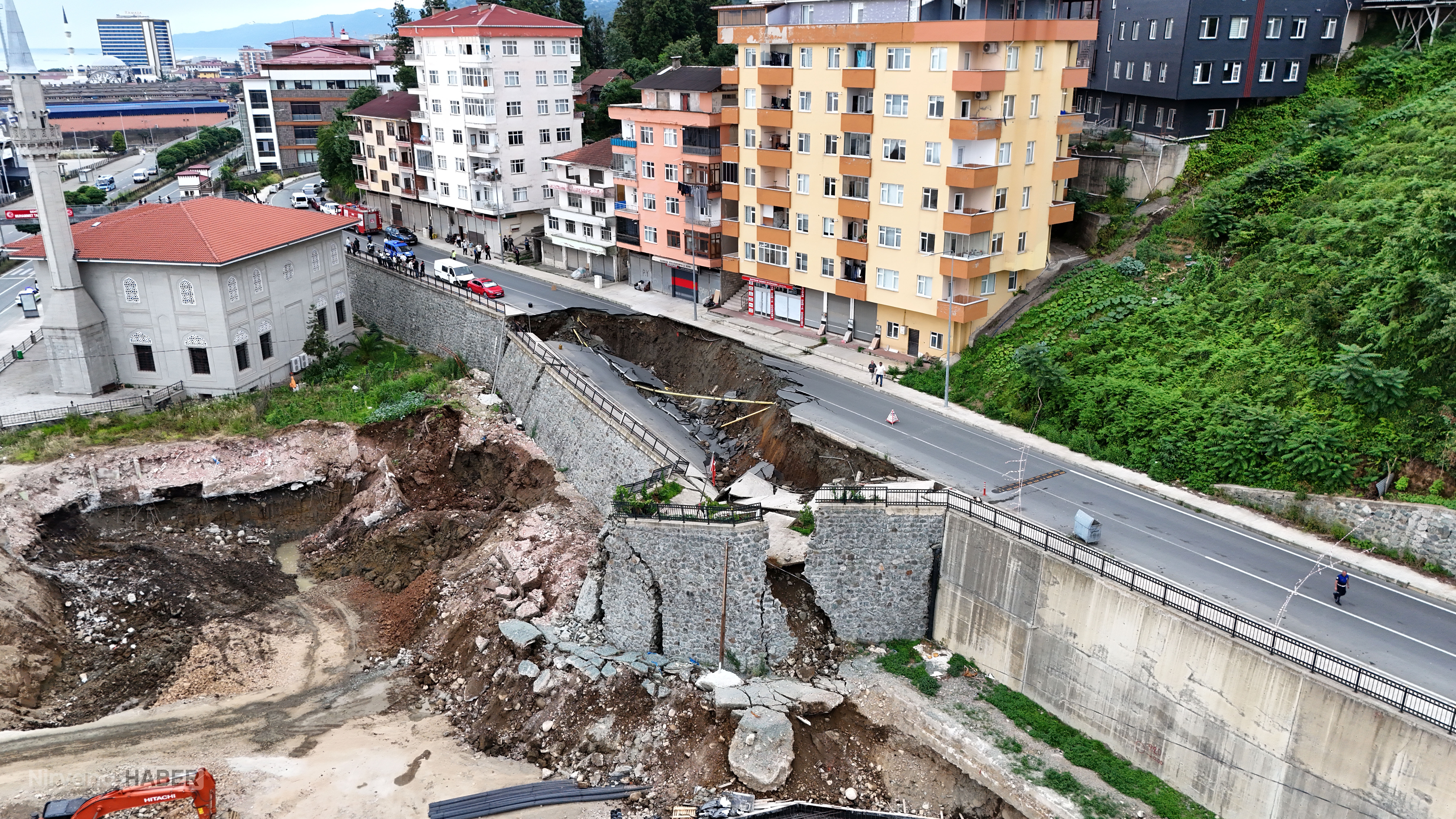 AA-20260710-41944892-41944879-RIZEDE_YURT_INSAATINDA_ISTINAT_DUVARI_YIKILDI_YOLUN_BIR_BOLUMU_COKTU.jpg