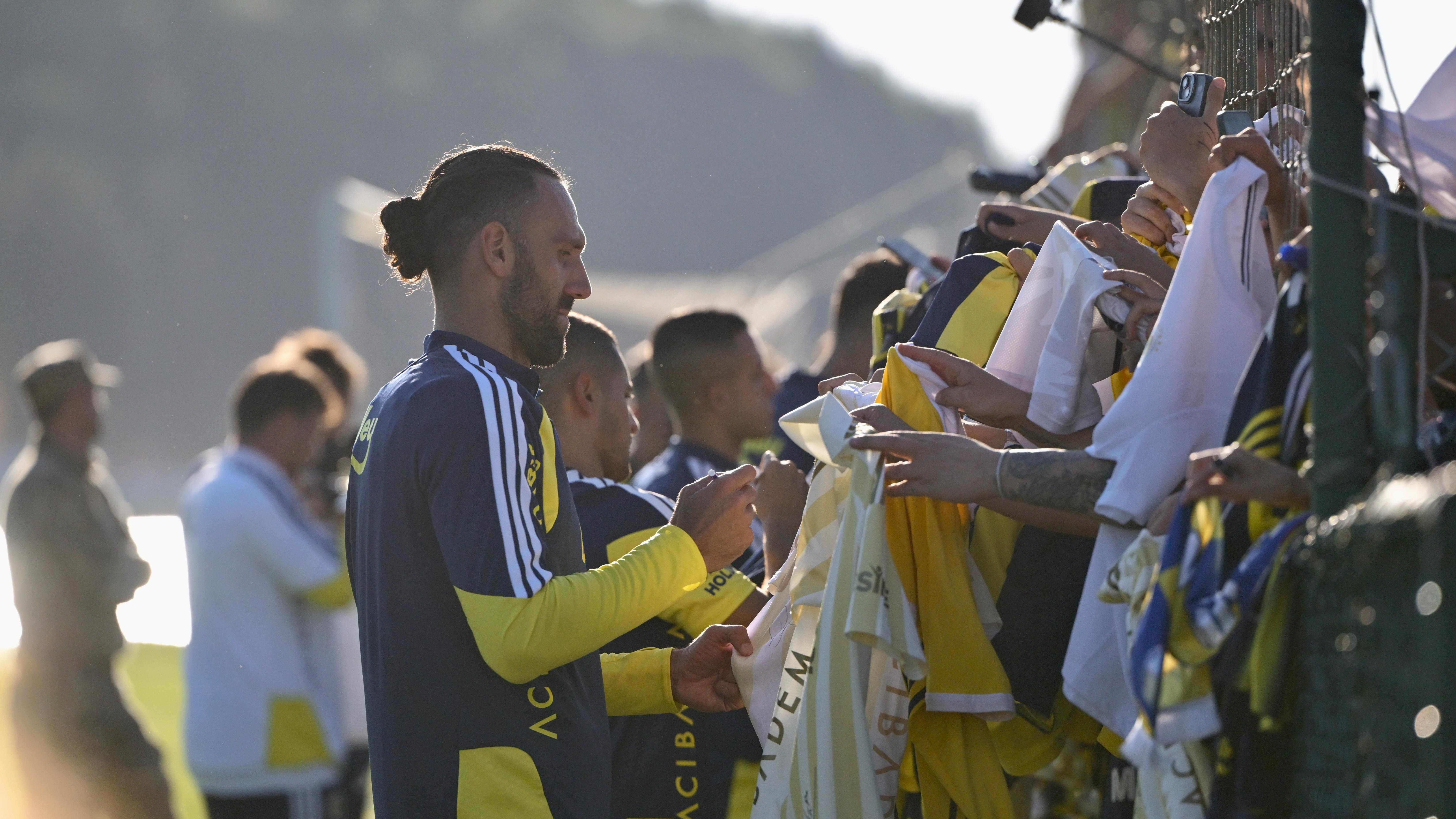 AA-20260628-41814715-41814712-FENERBAHCE_CALISMALARINI_TARAFTARA_ACIK_IDMANLA_SURDURDU-cropped.jpg