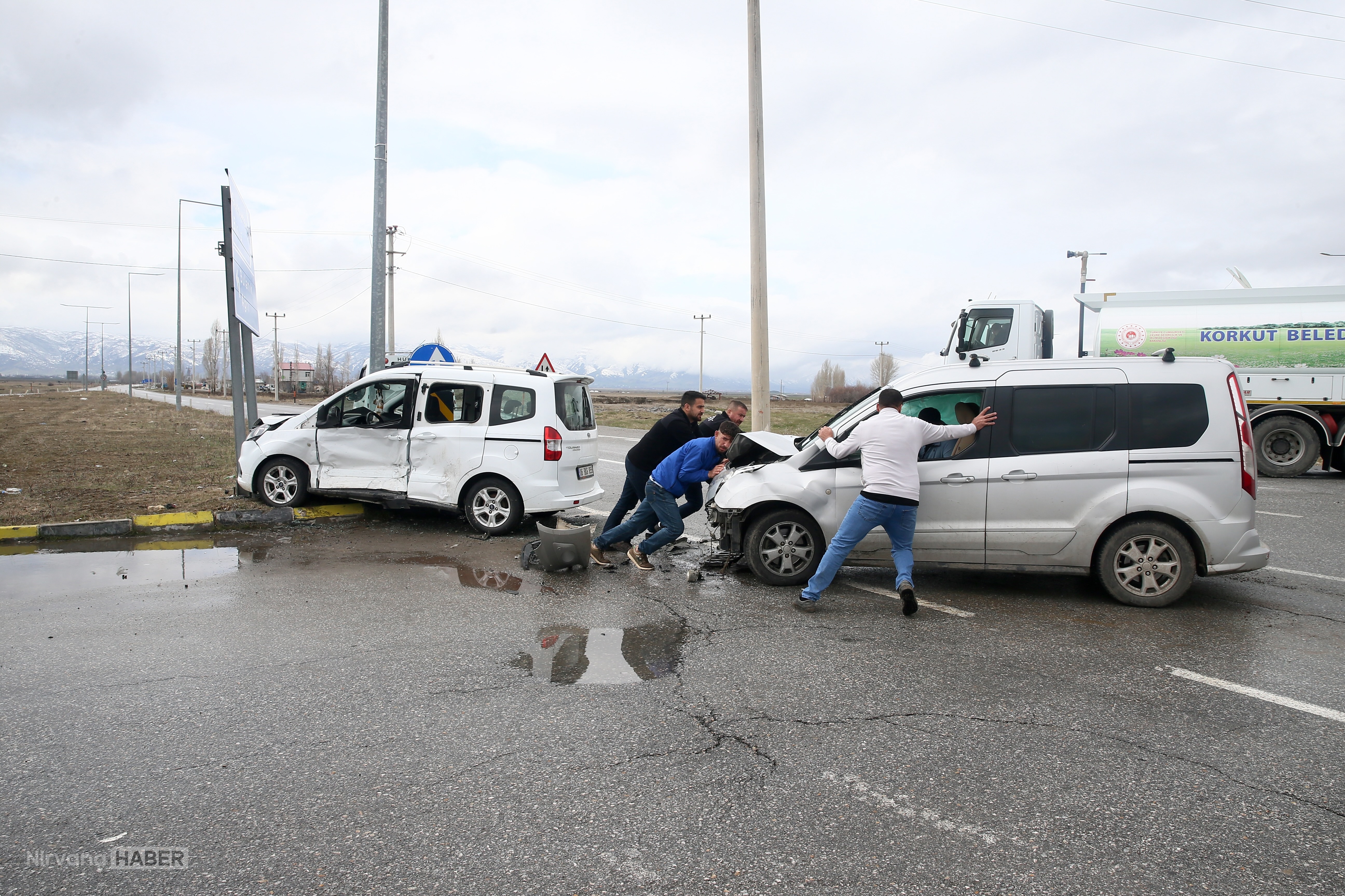 Muş’ta feci çarpışma: İki araç kaza yaptı, 9 kişi yaralandı