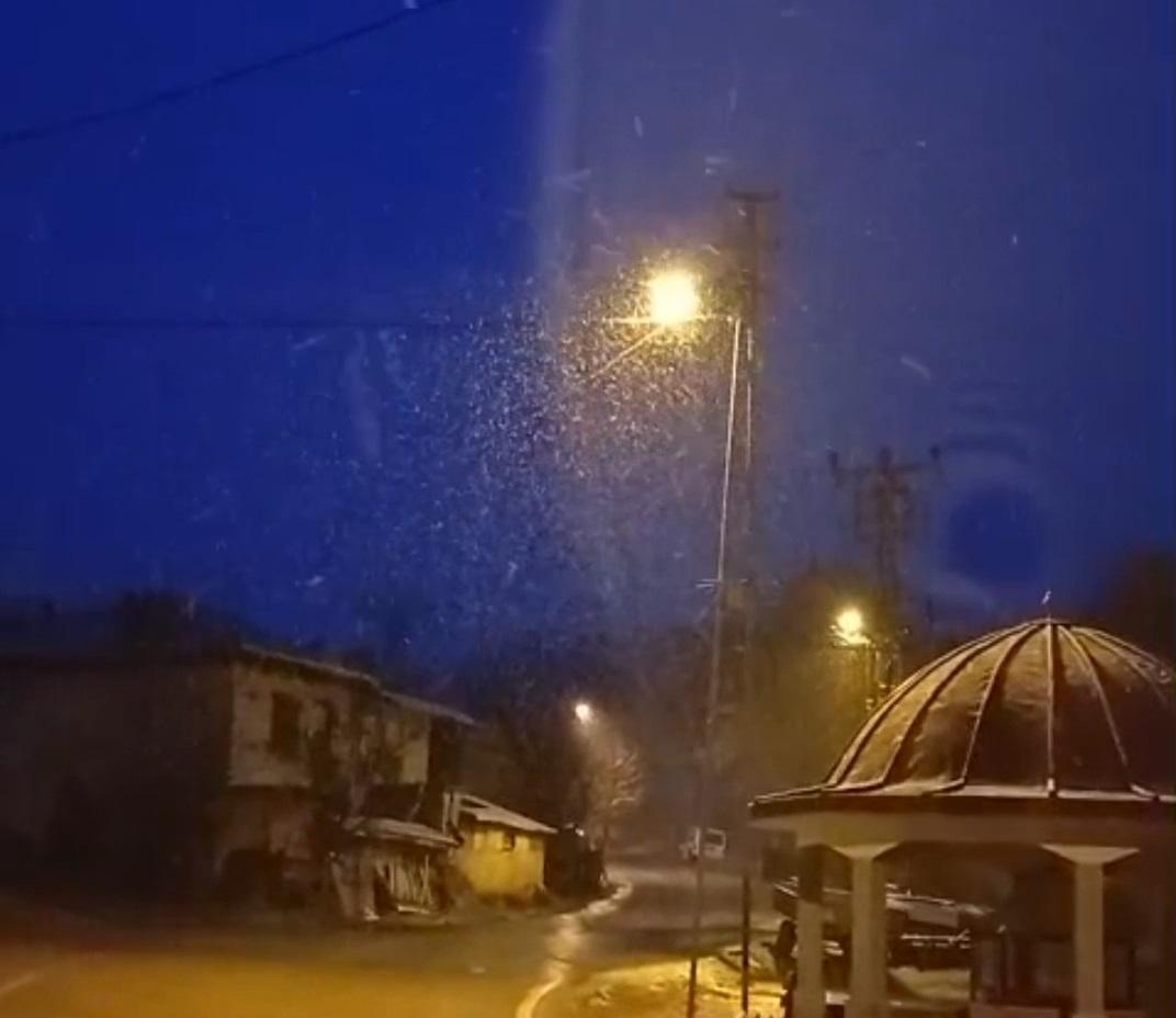 Kütahya’da mart sürprizi: Yüksek kesimler karla kaplandı