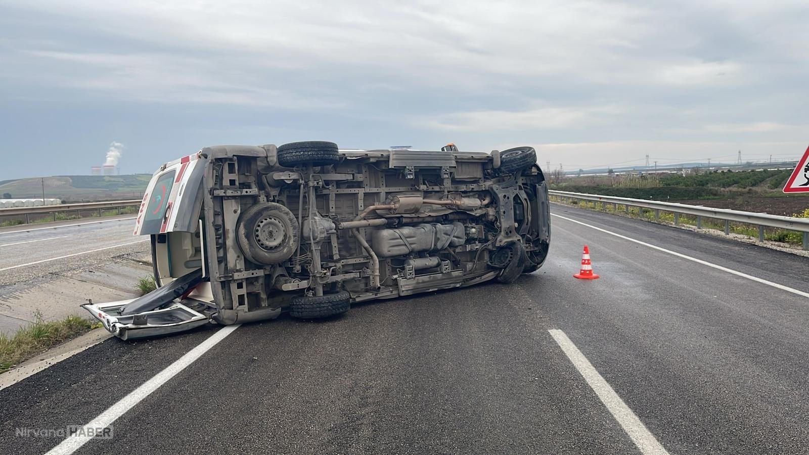Adana'da lastiği patlayan ambulans devrildi: 3 sağlık personeli yaralandı