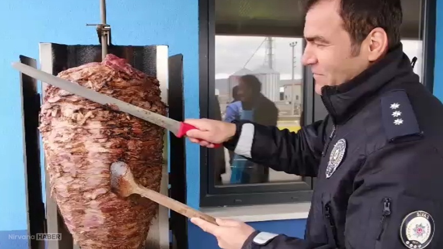 Sivas'ta kalpleri ısıtan olay: Polisler sürücülere iftarlık dağıttı