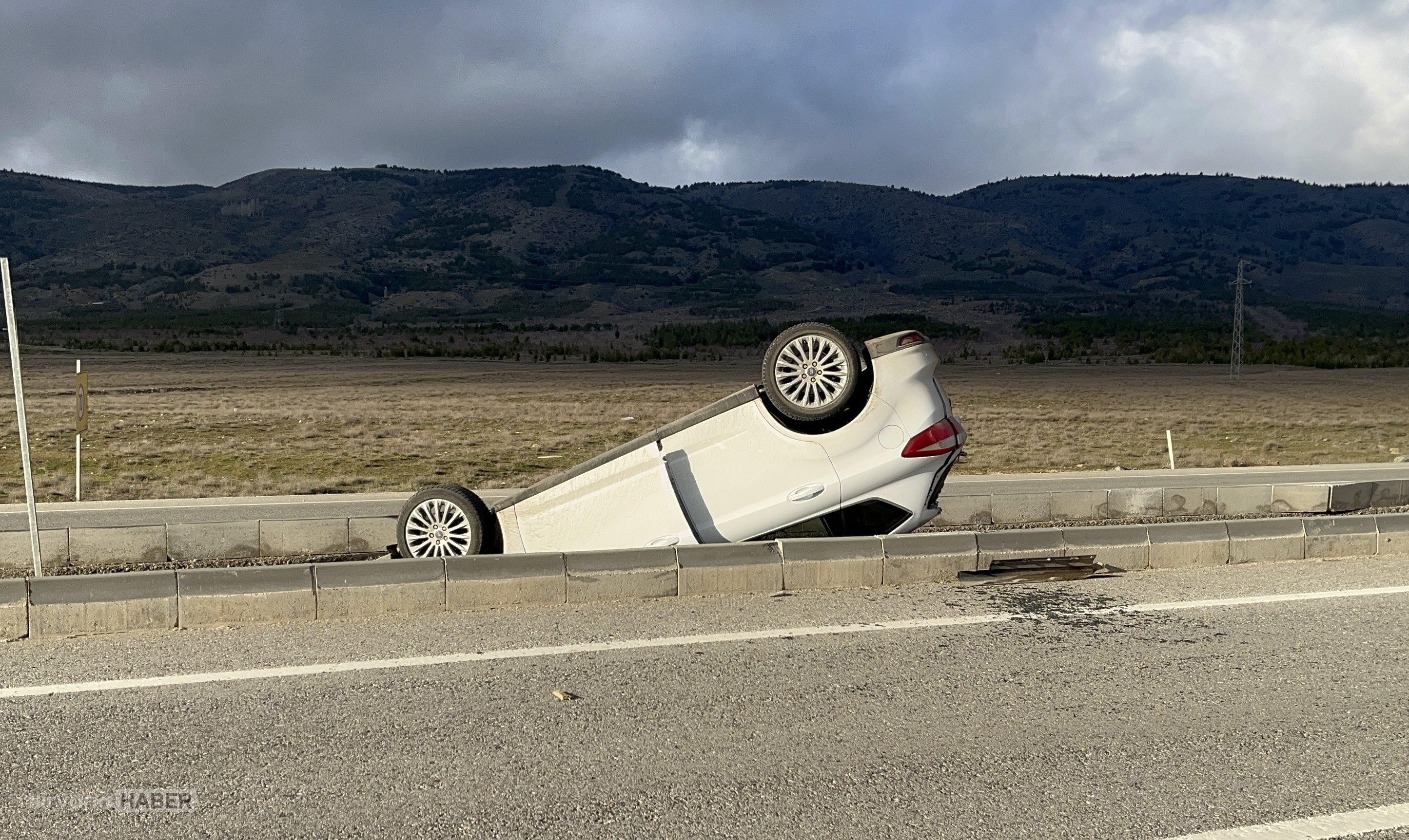 Eskişehir'de devrilen otomobildeki 5 kişi yaralandı