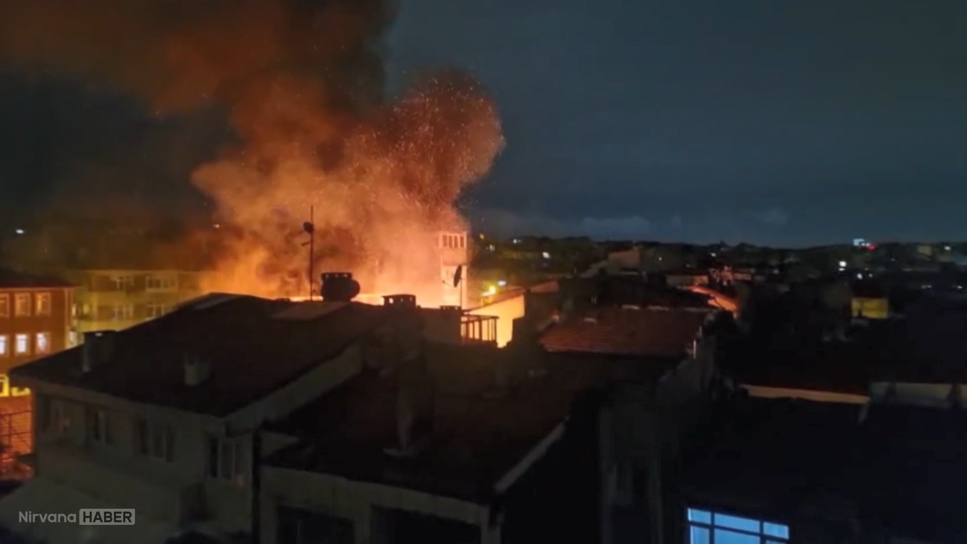 Fatih’te gece yarısı korkutan yangın: Metruk binadaki alevler ahşap yapıya sıçradı