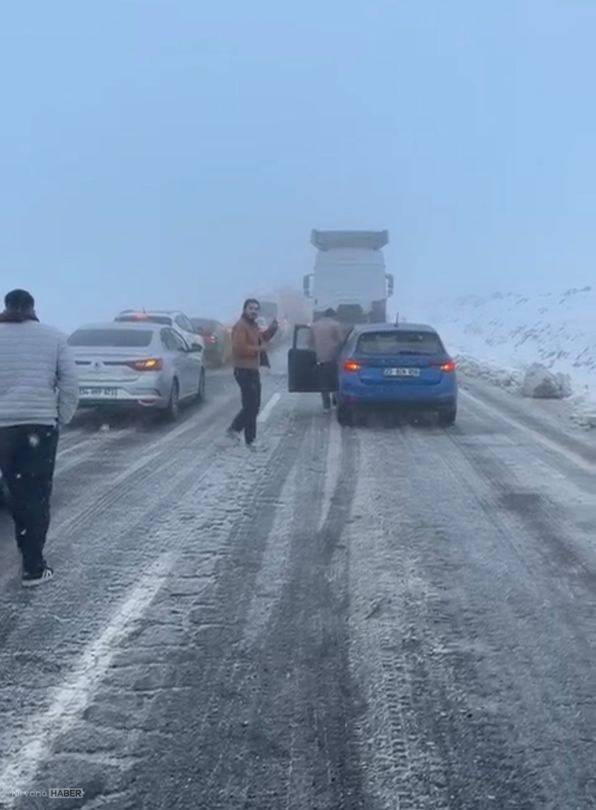 Diyarbakır’da kar yağışı trafiği olumsuz etkiledi: Zincirleme kazalar meydana geldi