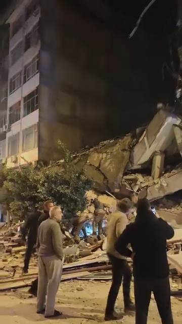 Hatay'da ağır hasarlı bina, yıkım sırasında çöktü
