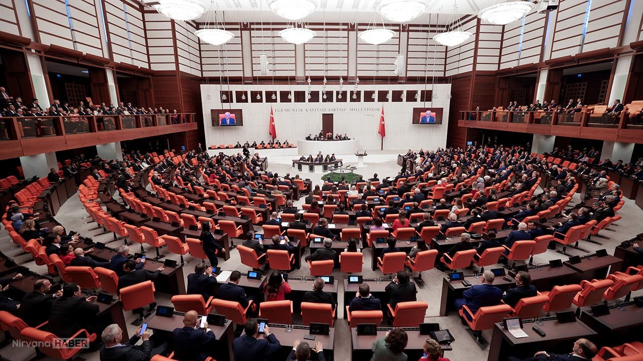 Sosyal medyaya 15 yaş düzenlemesini de içeren kanun teklifi TBMM'ye sunuldu