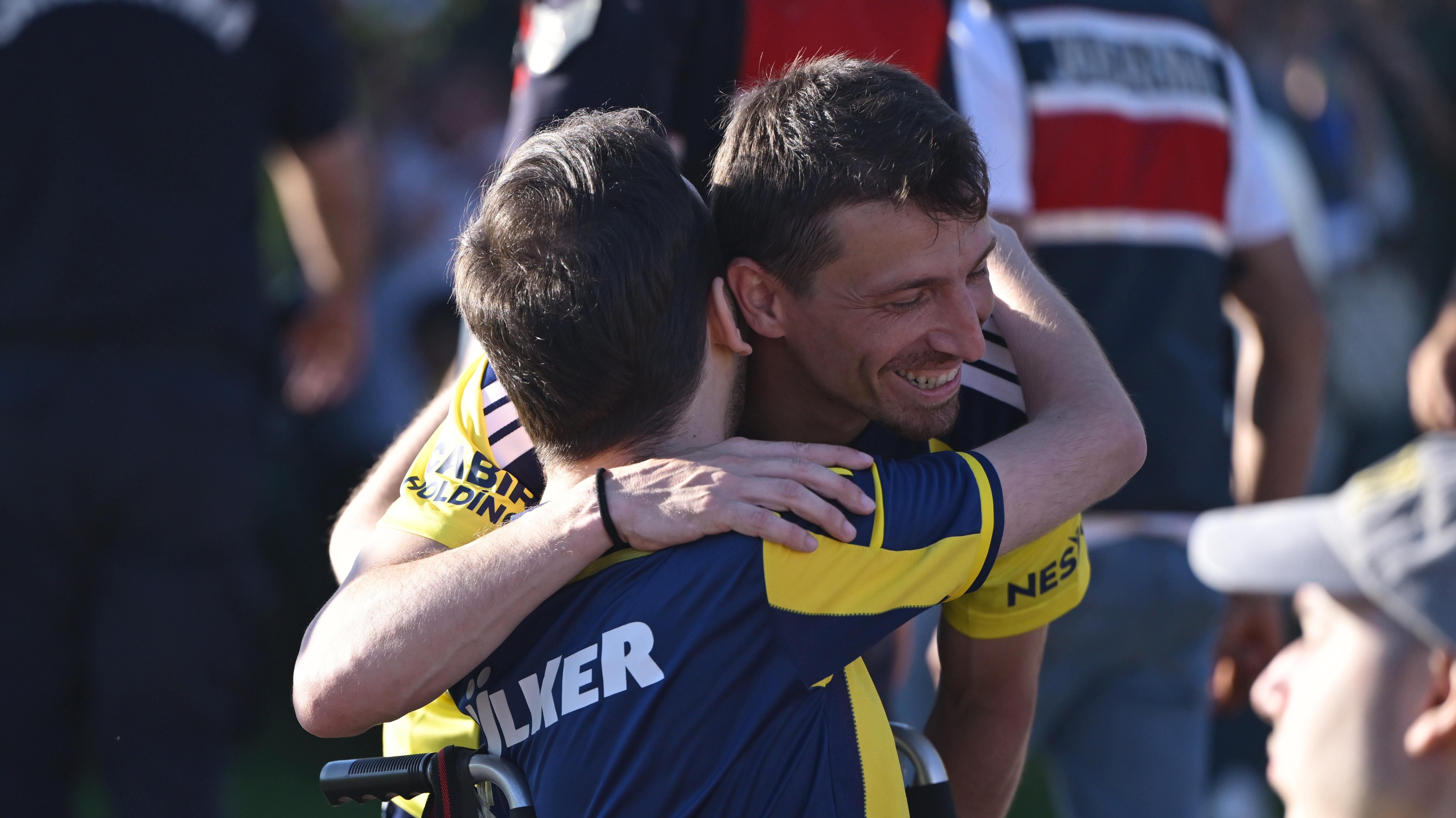 AA-20260628-41814715-41814713-FENERBAHCE_CALISMALARINI_TARAFTARA_ACIK_IDMANLA_SURDURDU-cropped.jpg