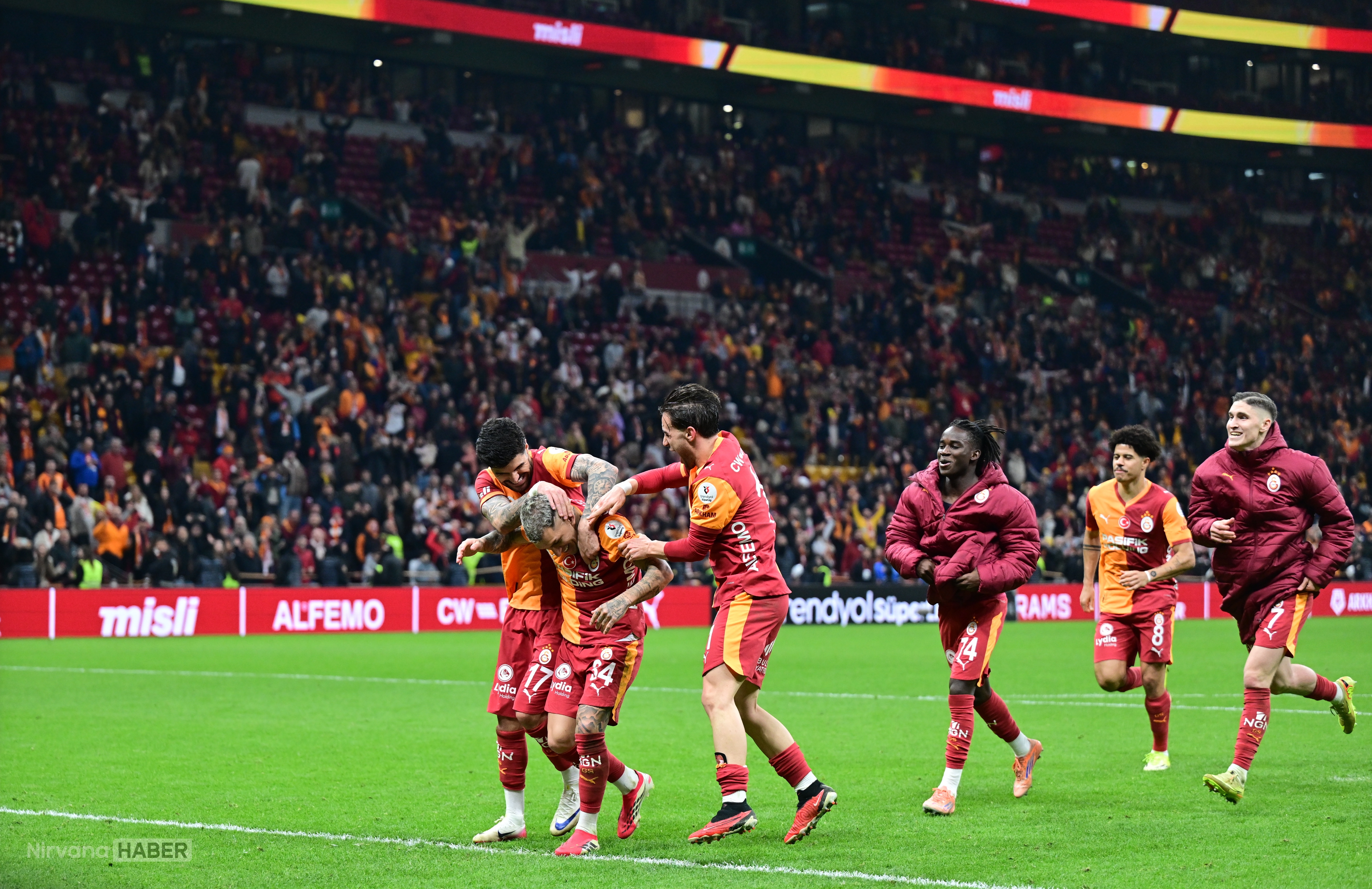 Galatasaray zirvede farkı açtı: Başakşehir galibiyetiyle puan farkı 7’ye çıktı