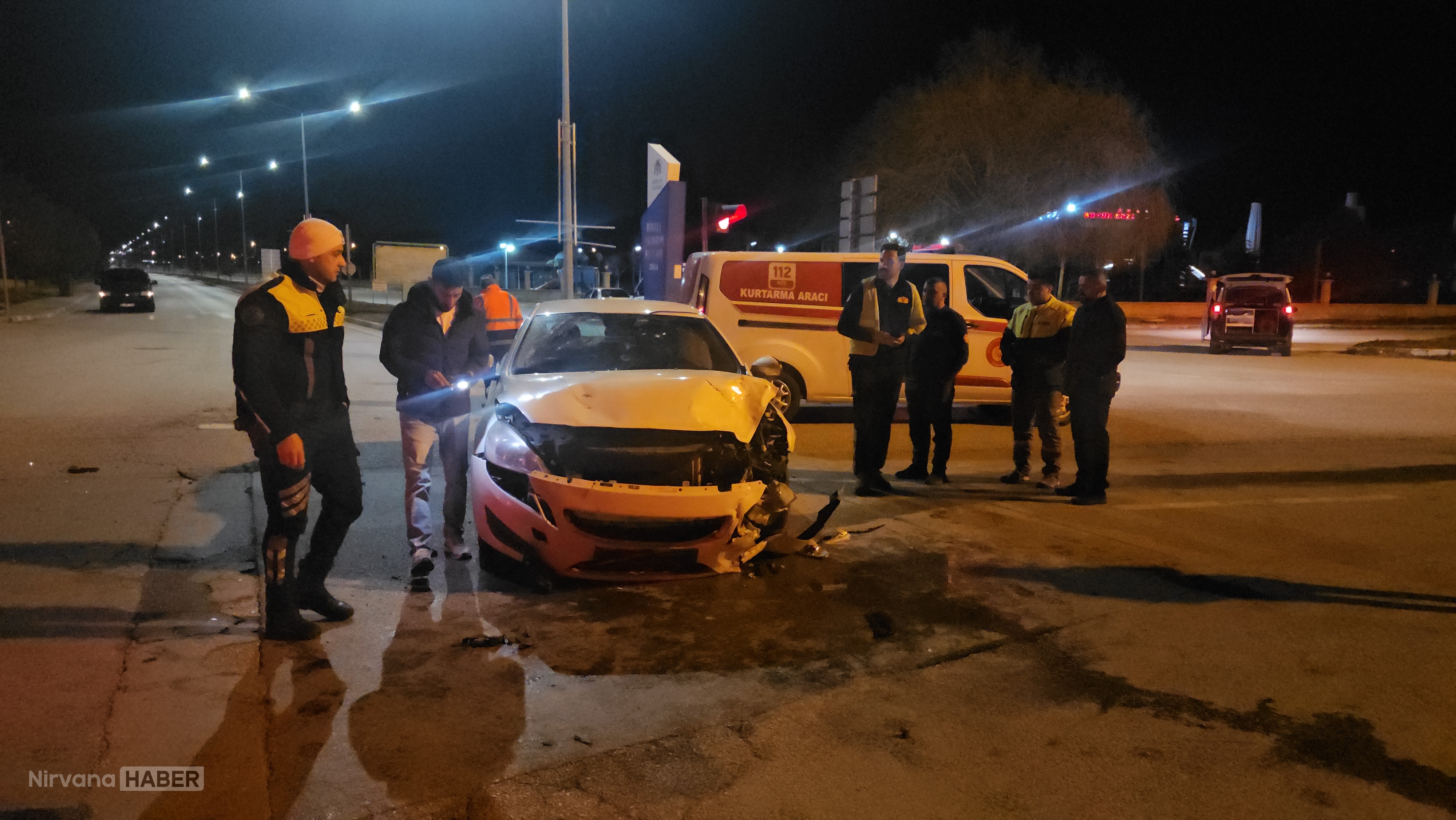 Erzincan’da kavşakta feci kaza: İki otomobil kafa kafaya çarpıştı